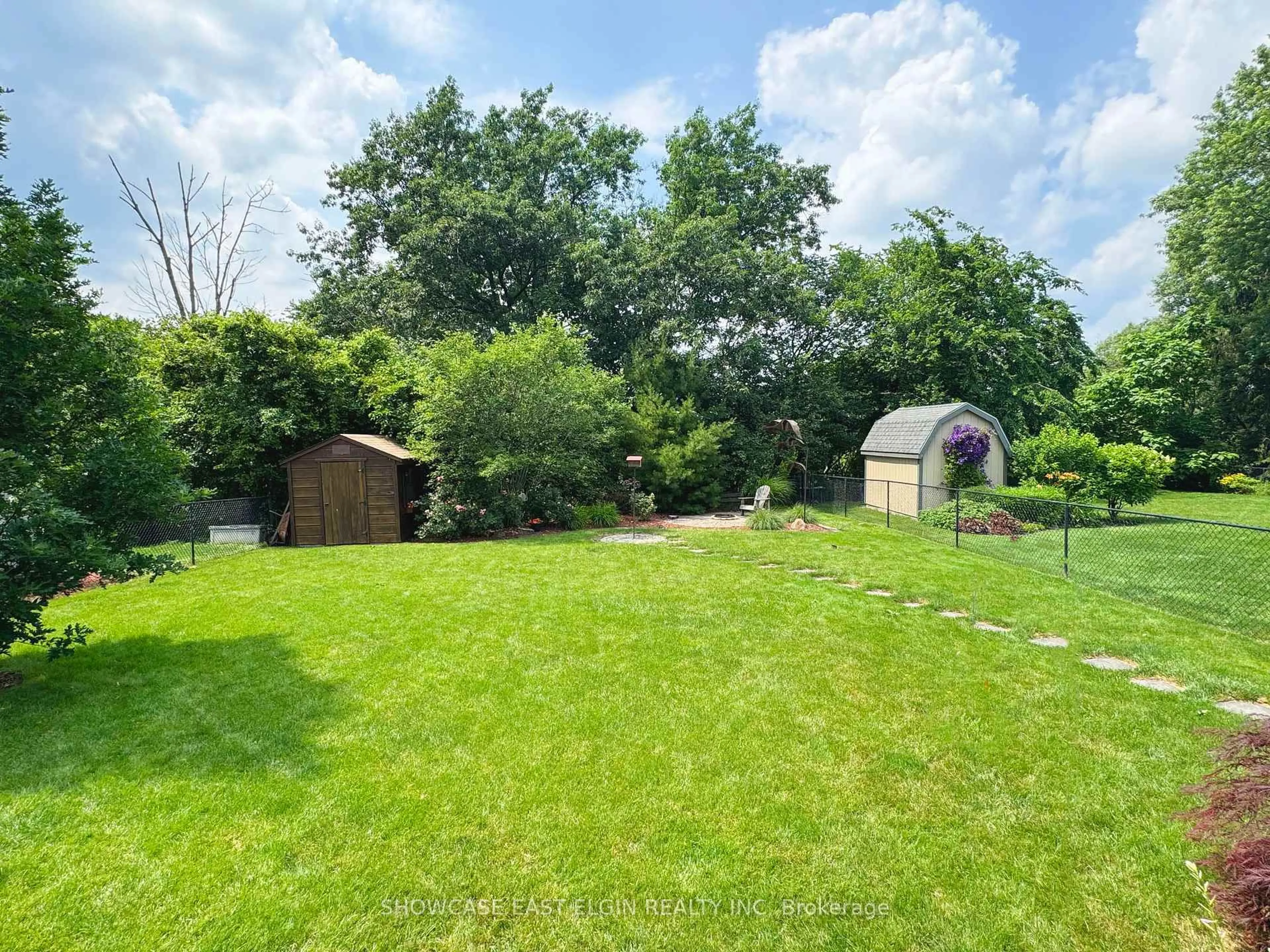 A pic from outside/outdoor area/front of a property/back of a property/a pic from drone, forest/trees view for 28 Sinclair Cres, Aylmer Ontario N5H 3B7