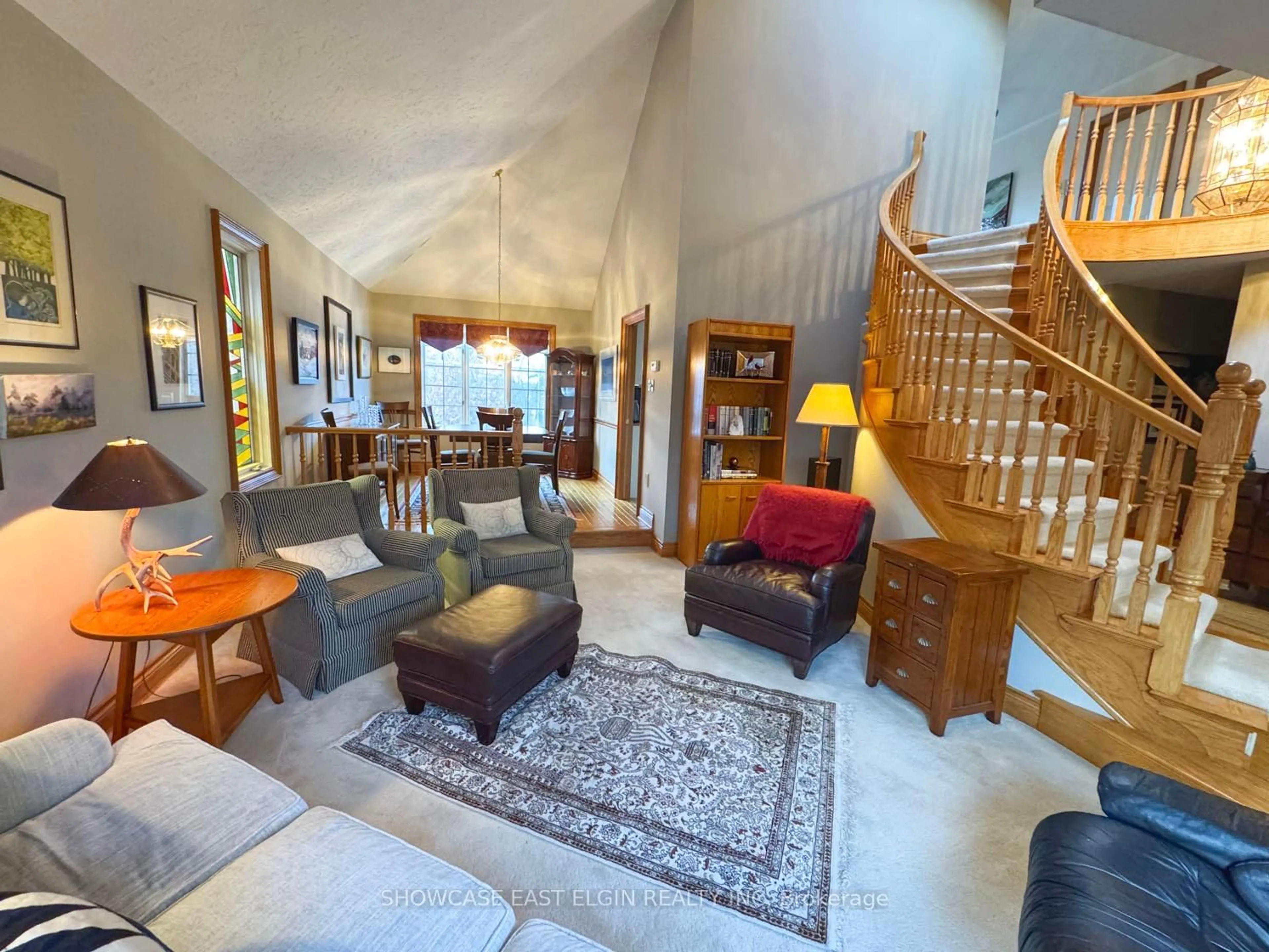 Living room with furniture, unknown for 28 Sinclair Cres, Aylmer Ontario N5H 3B7