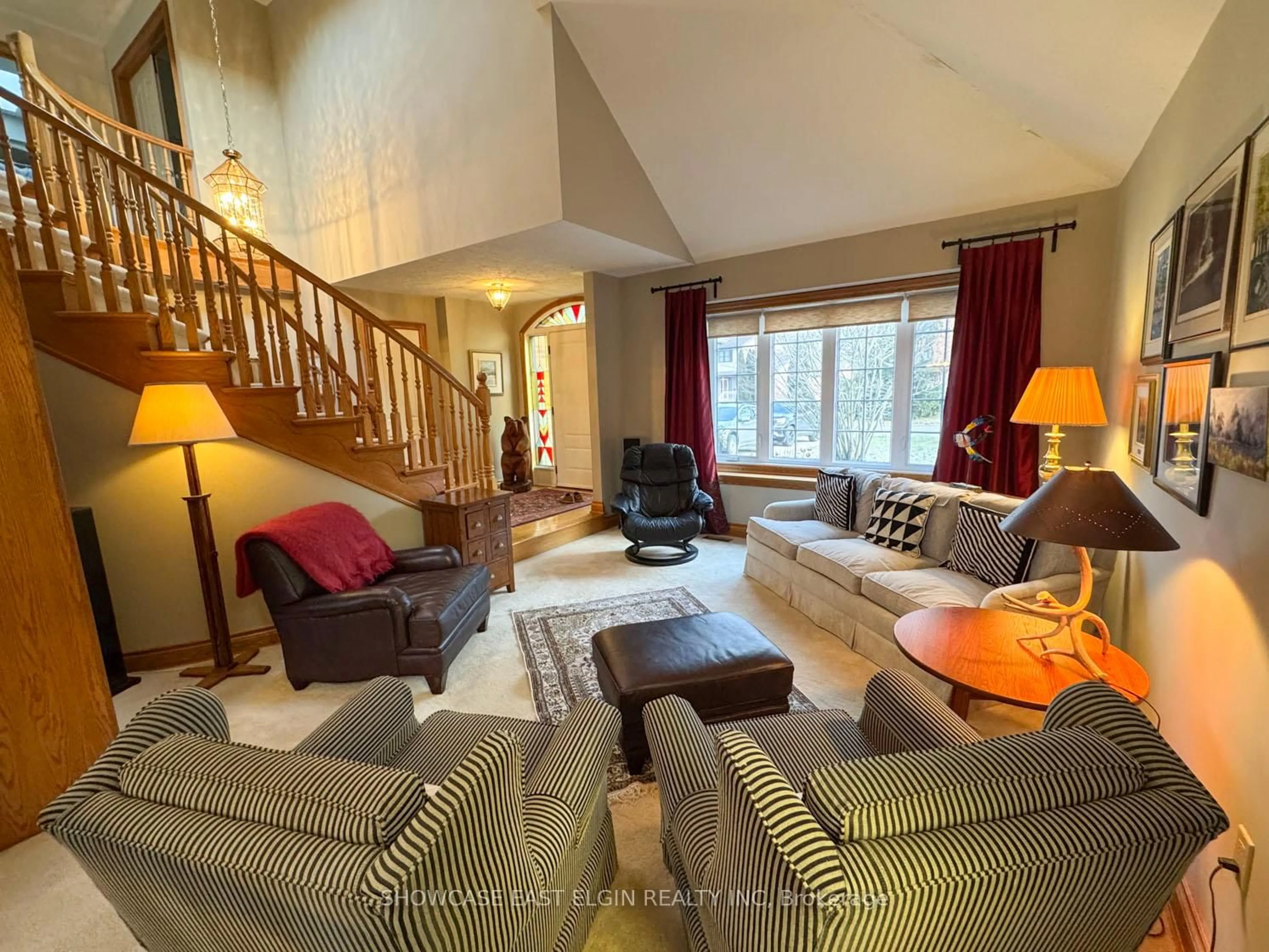 Living room with furniture, unknown for 28 Sinclair Cres, Aylmer Ontario N5H 3B7
