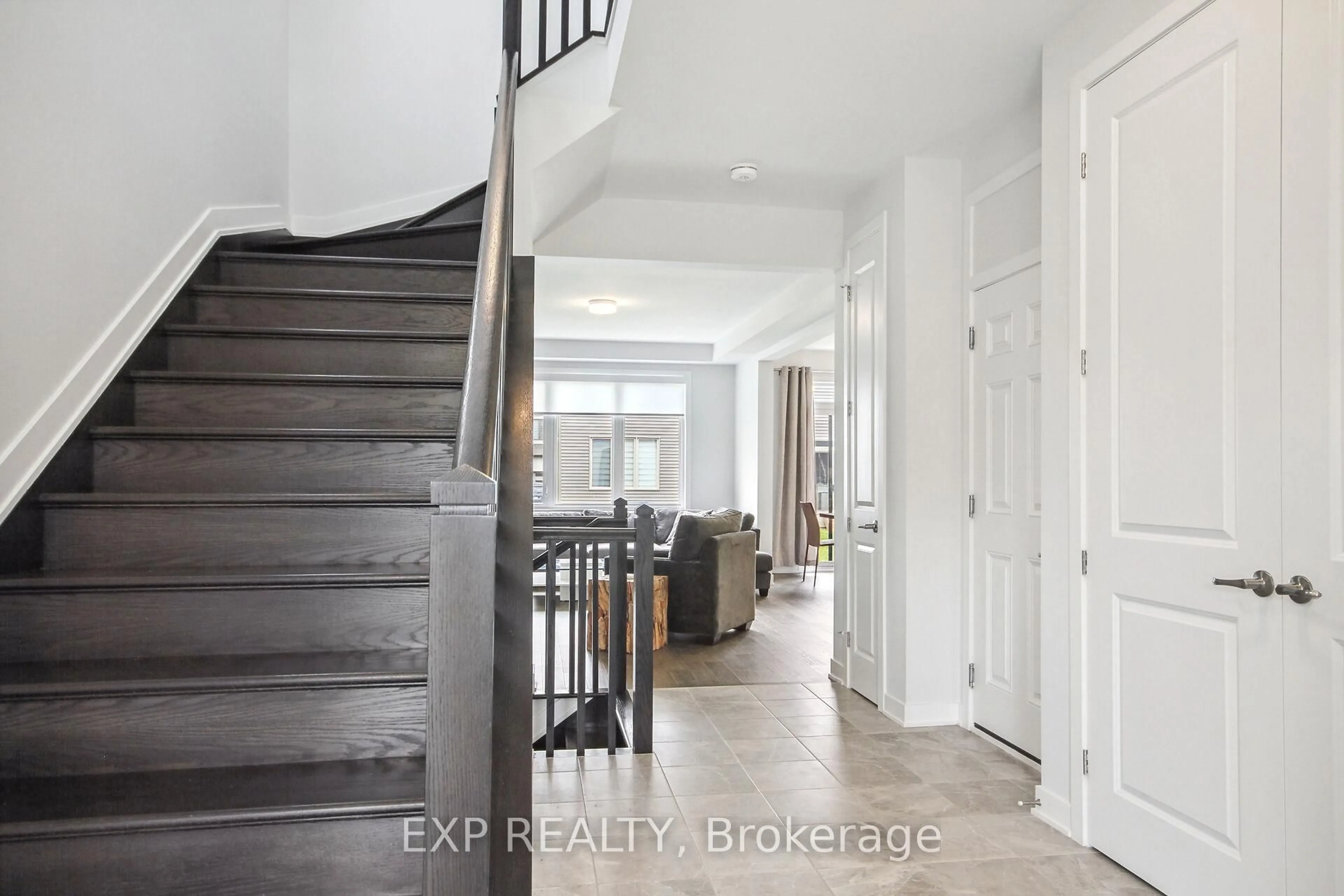 Indoor entryway for 175 YEARLING Circ, Richmond Ontario K0A 2Z0