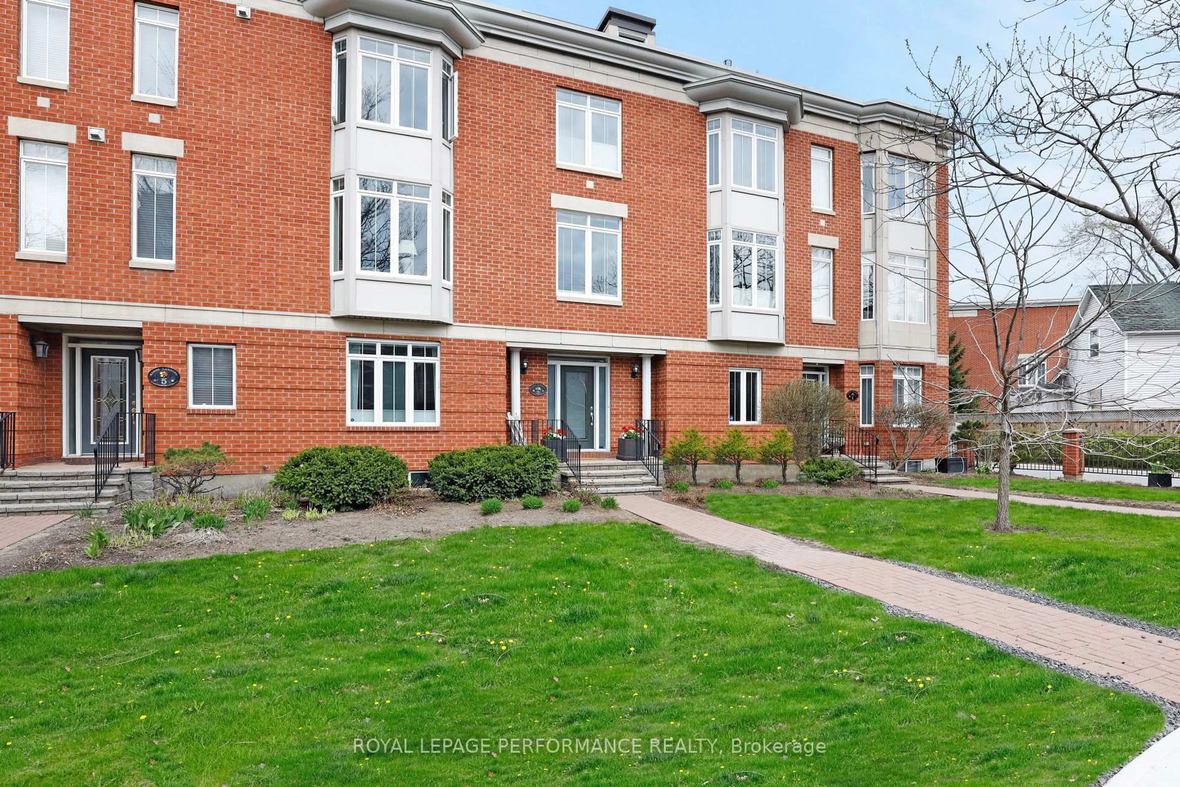 A pic from outside/outdoor area/front of a property/back of a property/a pic from drone, street for 3 Kings Landing Private, Ottawa Ontario K1S 5P8