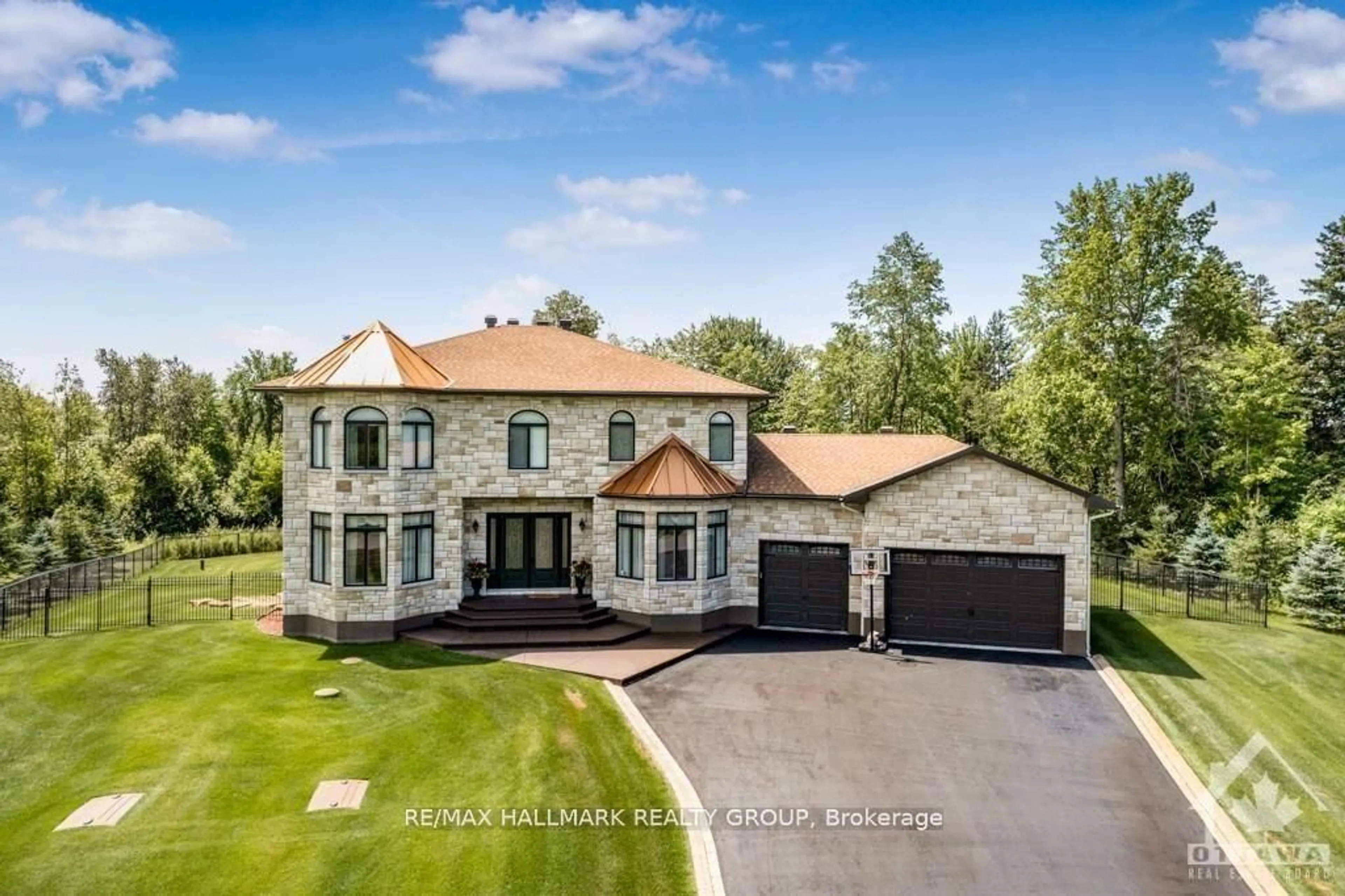 A pic from outside/outdoor area/front of a property/back of a property/a pic from drone, unknown for 699 Ballycastle Cres, Ottawa Ontario K1X 0A4