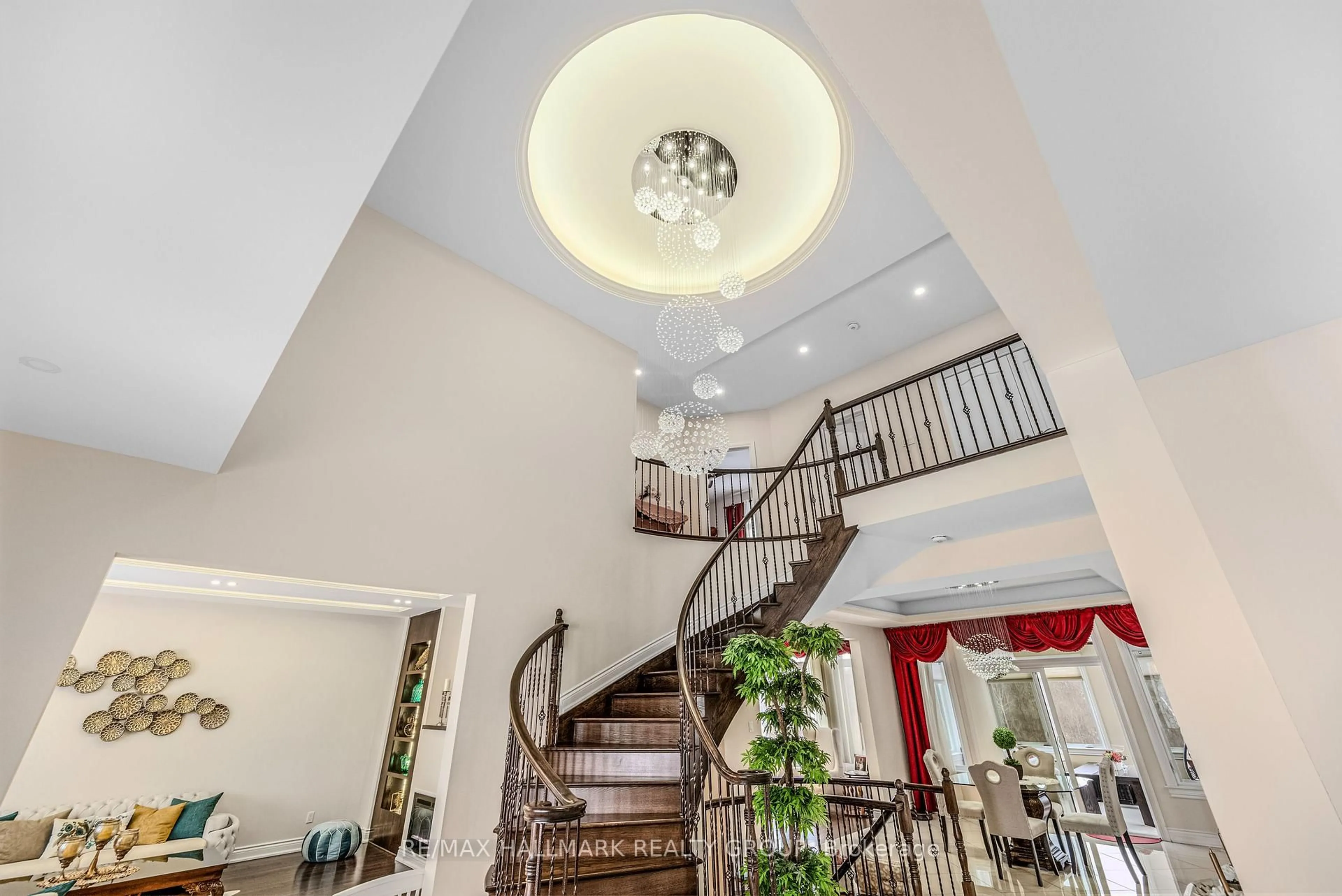 Indoor foyer for 699 Ballycastle Cres, Ottawa Ontario K1X 0A4