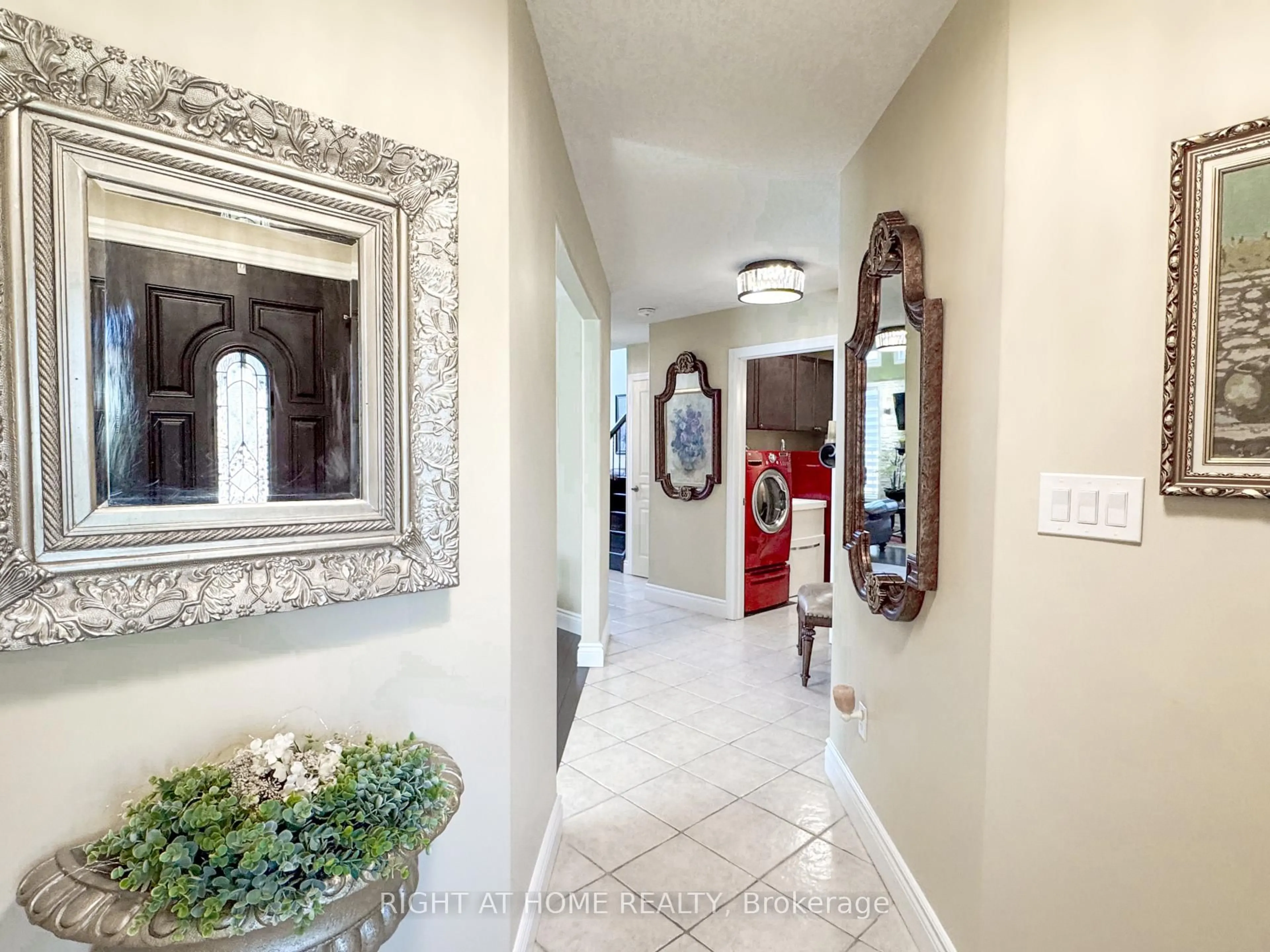 Indoor entryway for 118 Banffshire St, Kitchener Ontario N2R 1X1