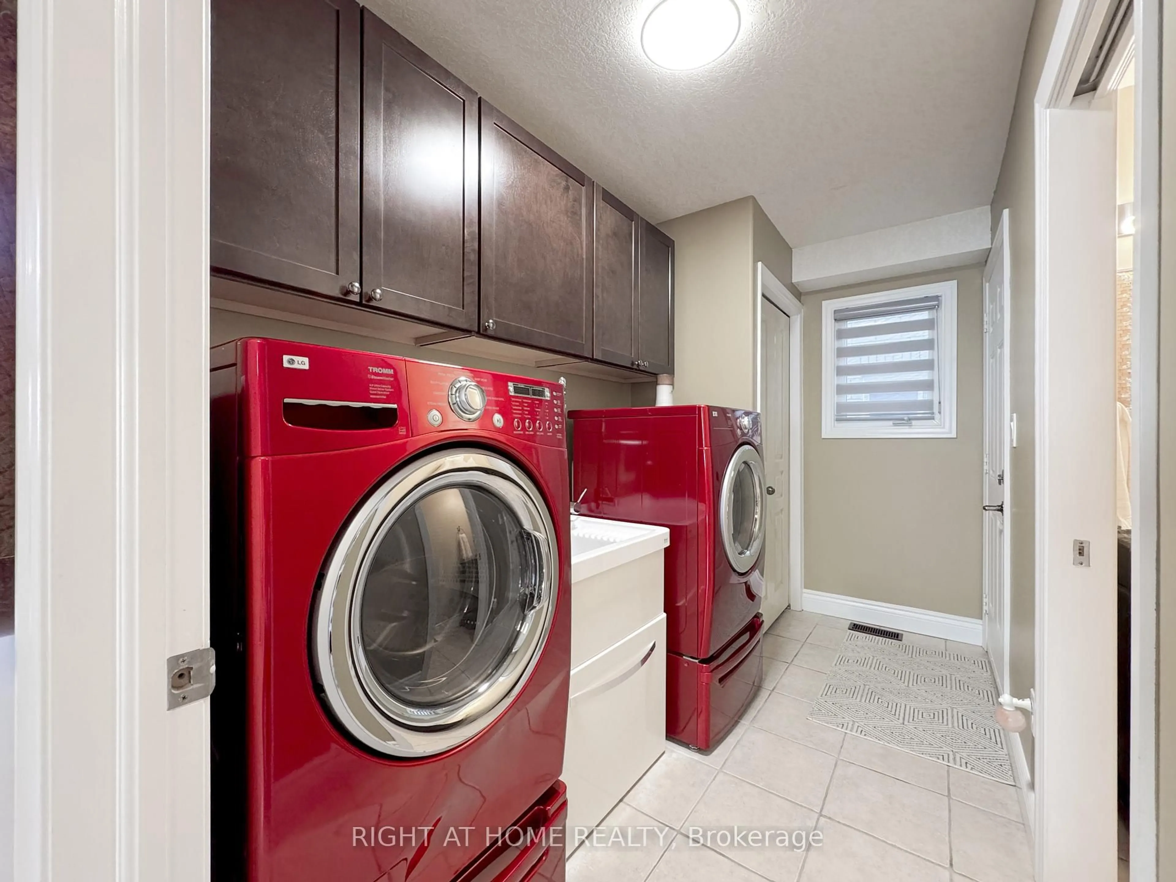 Laundry room for 118 Banffshire St, Kitchener Ontario N2R 1X1