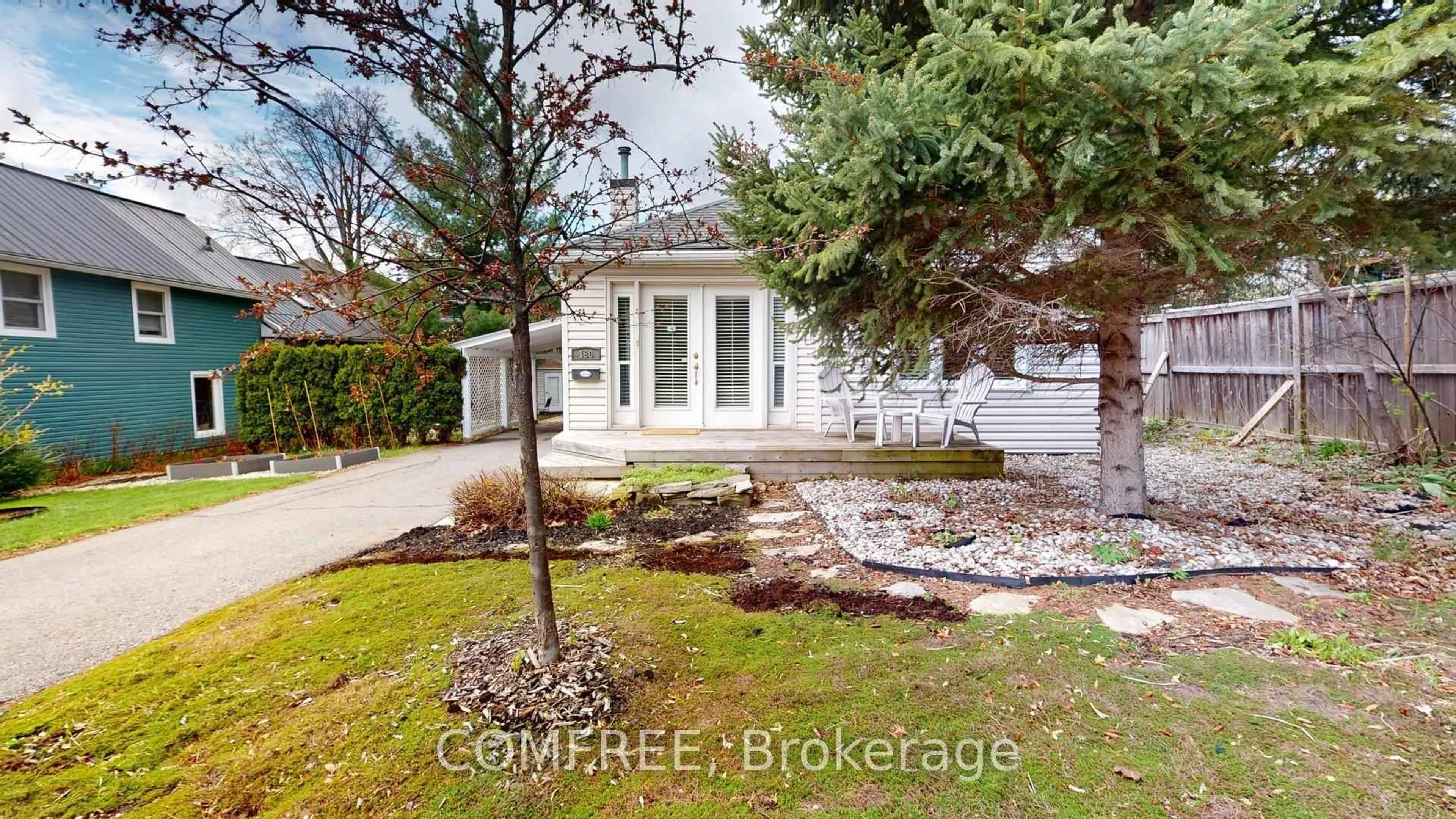 A pic from outside/outdoor area/front of a property/back of a property/a pic from drone, street for 180 Britannia Rd, Ottawa Ontario K2B 5W9