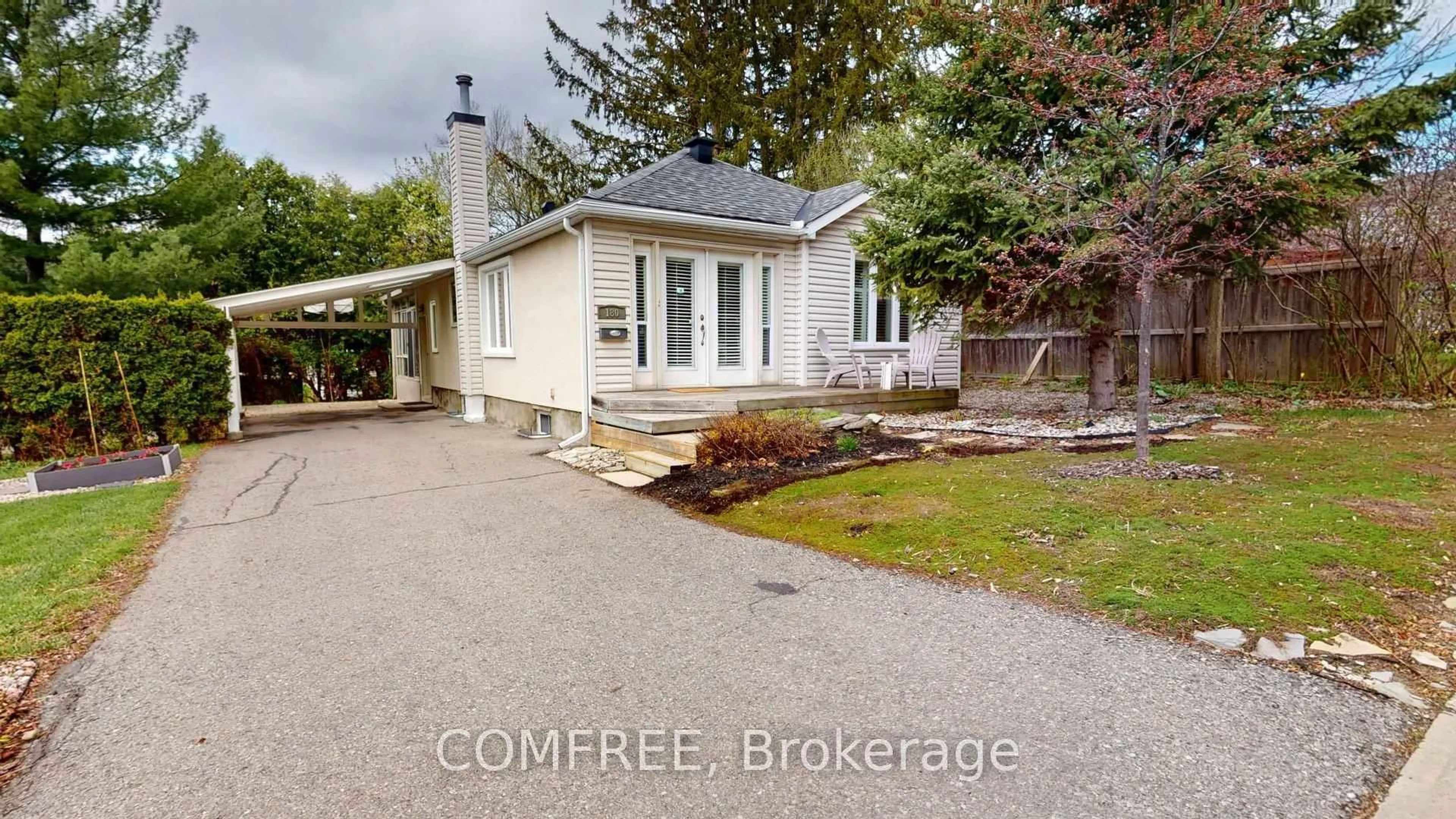A pic from outside/outdoor area/front of a property/back of a property/a pic from drone, street for 180 Britannia Rd, Ottawa Ontario K2B 5W9