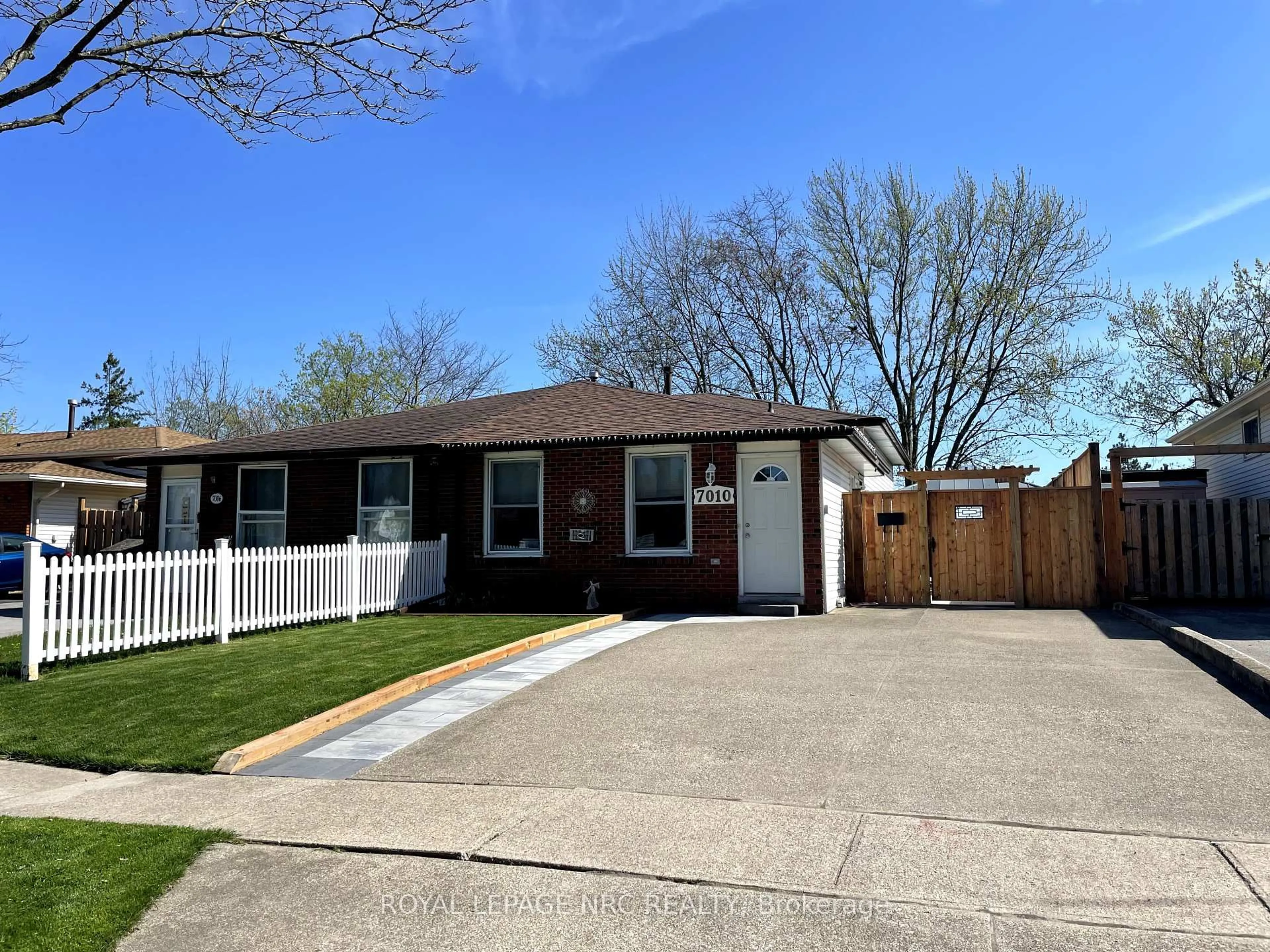 Home with vinyl exterior material, street for 7010 Bonnie St, Niagara Falls Ontario L2G 7L1