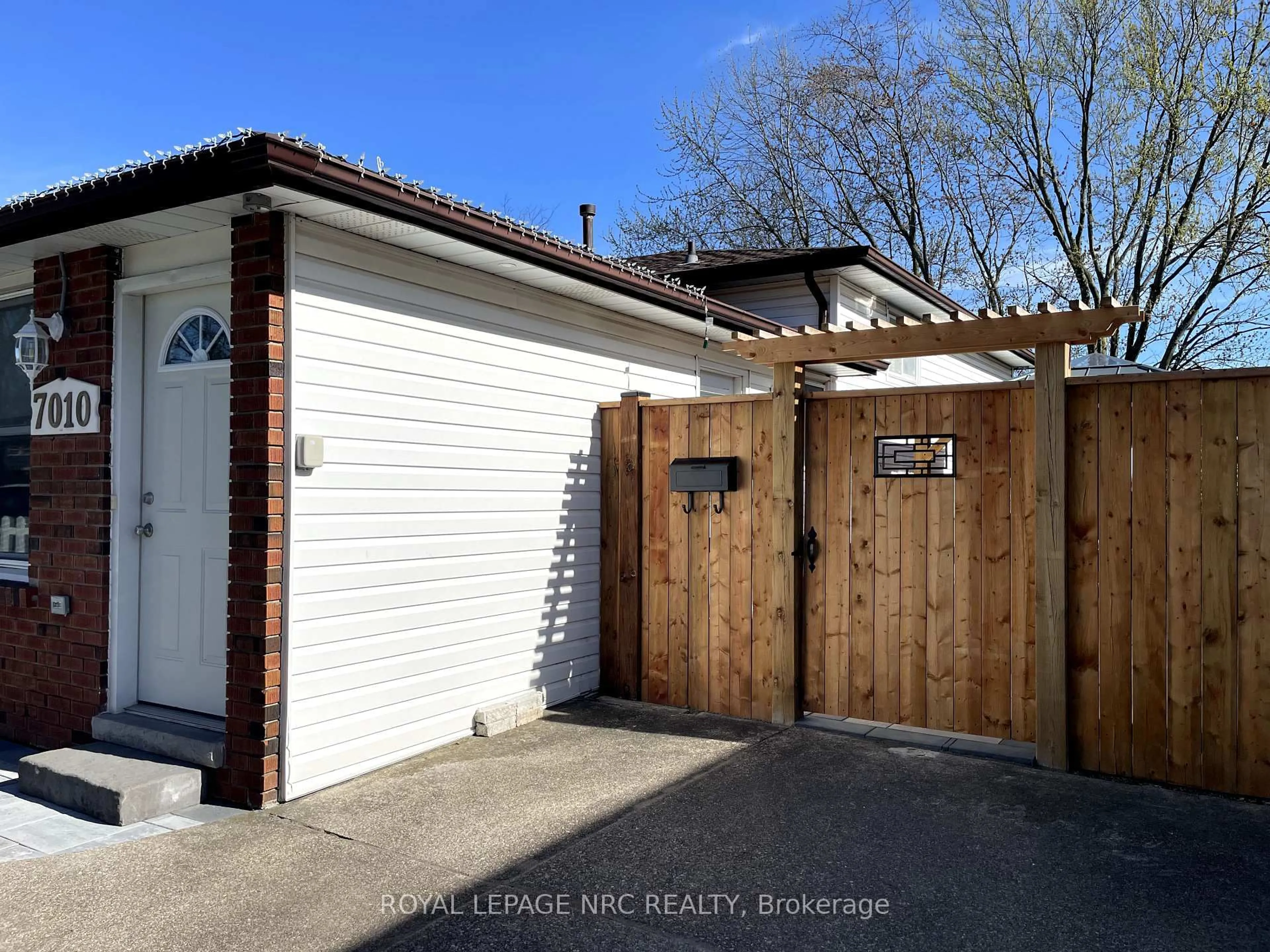 Indoor garage for 7010 Bonnie St, Niagara Falls Ontario L2G 7L1
