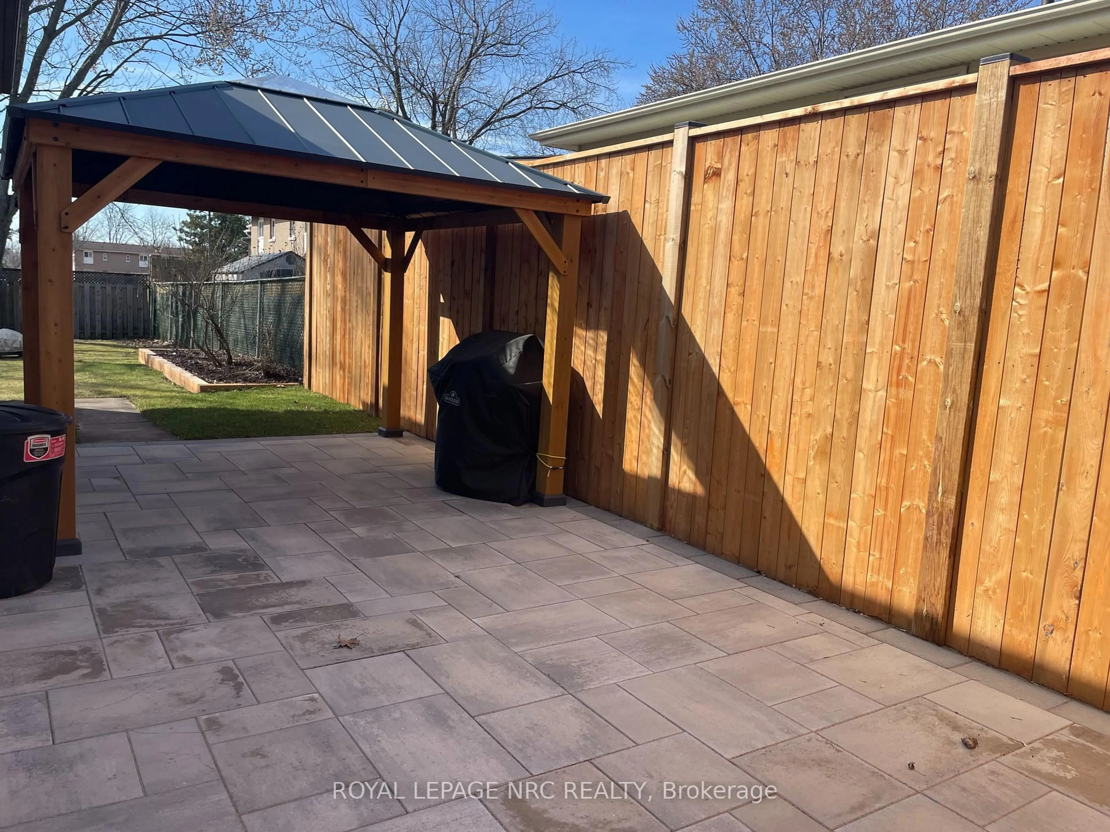 A pic from outside/outdoor area/front of a property/back of a property/a pic from drone, street for 7010 Bonnie St, Niagara Falls Ontario L2G 7L1