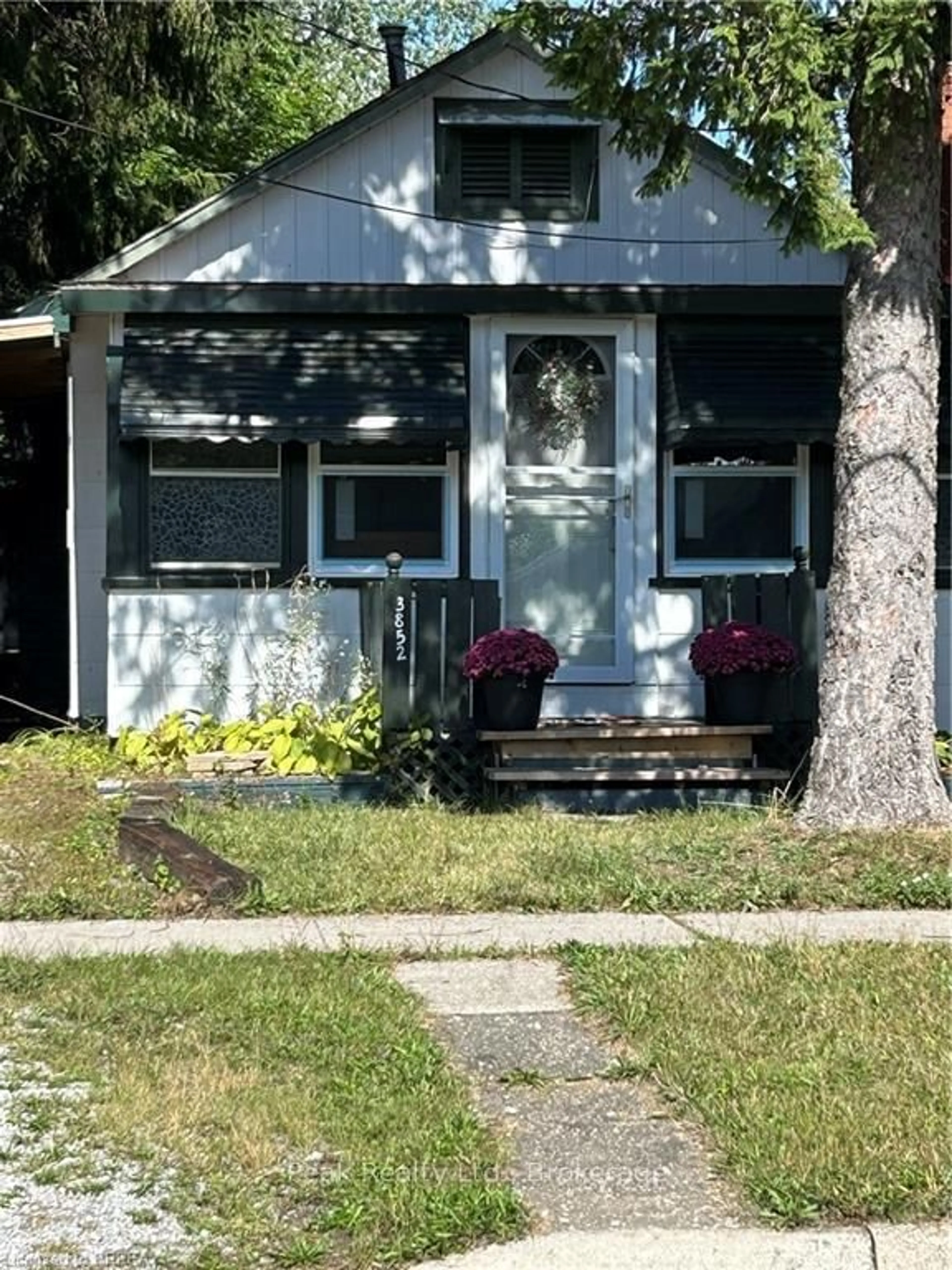 Home with vinyl exterior material, street for 3852 Roxborough Ave, Fort Erie Ontario L0S 1B0