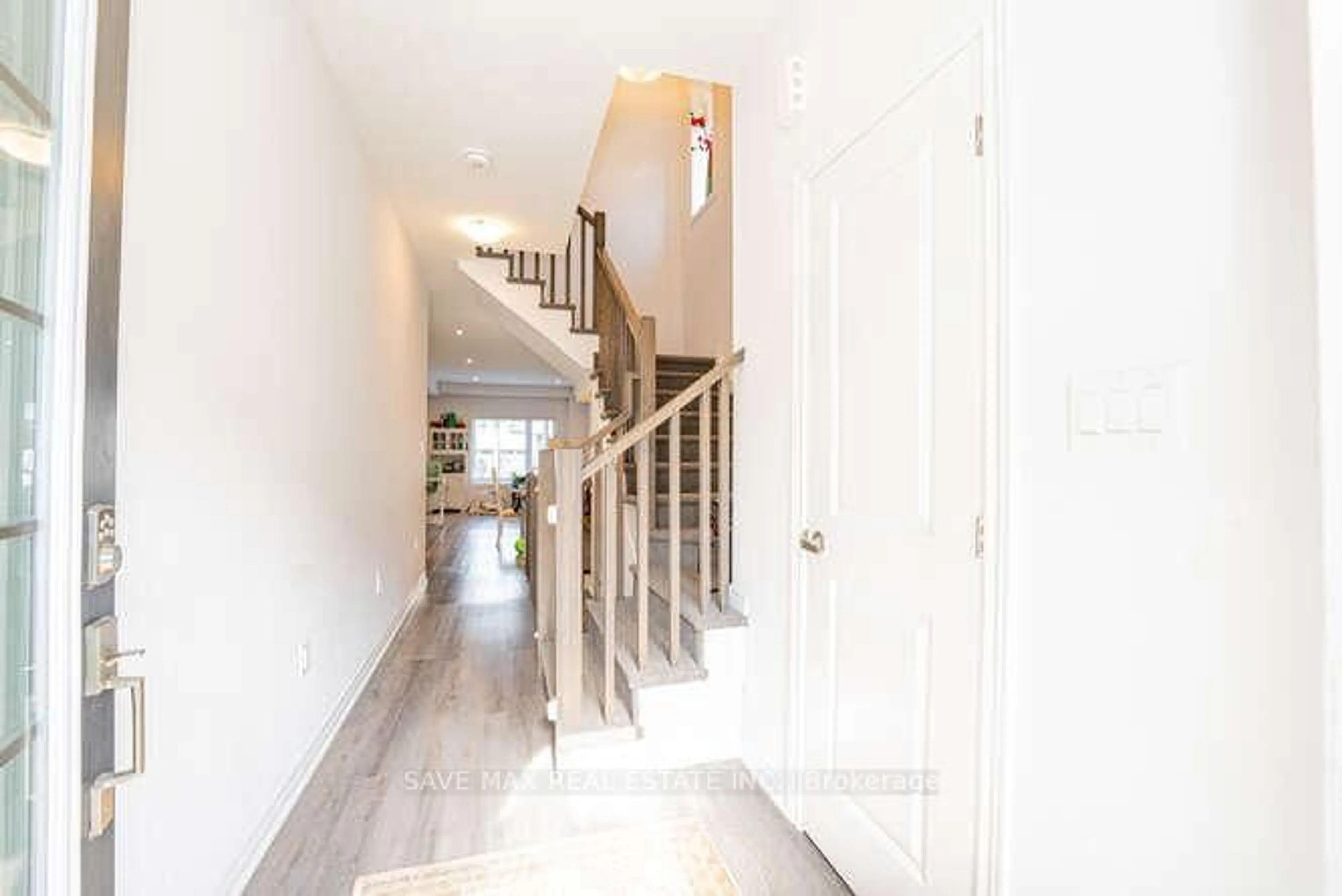 Indoor entryway for 120 Court Dr #97, Brant Ontario N3L 4G7