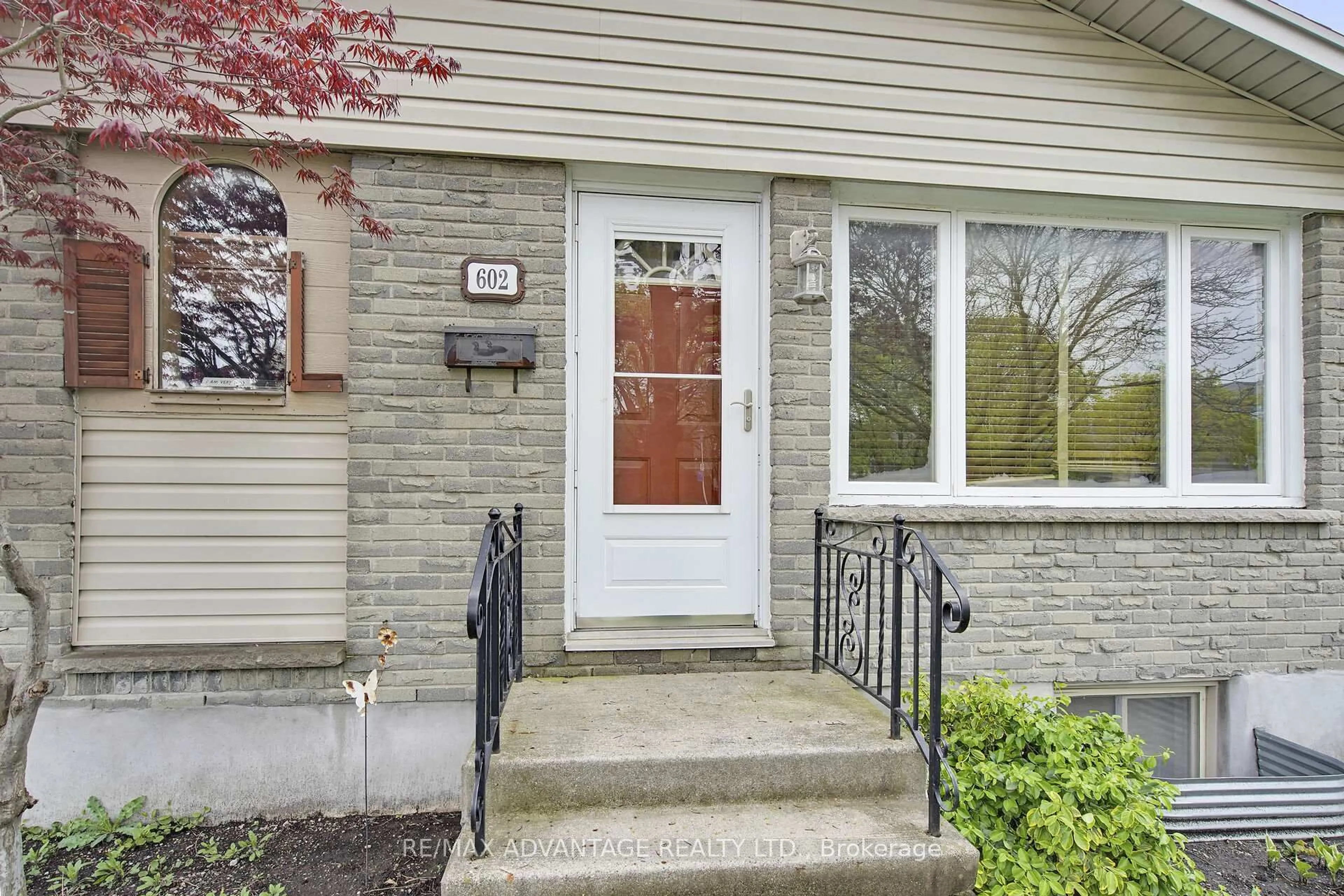 Indoor entryway for 602 Millbank Dr, London South Ontario N6E 1S1
