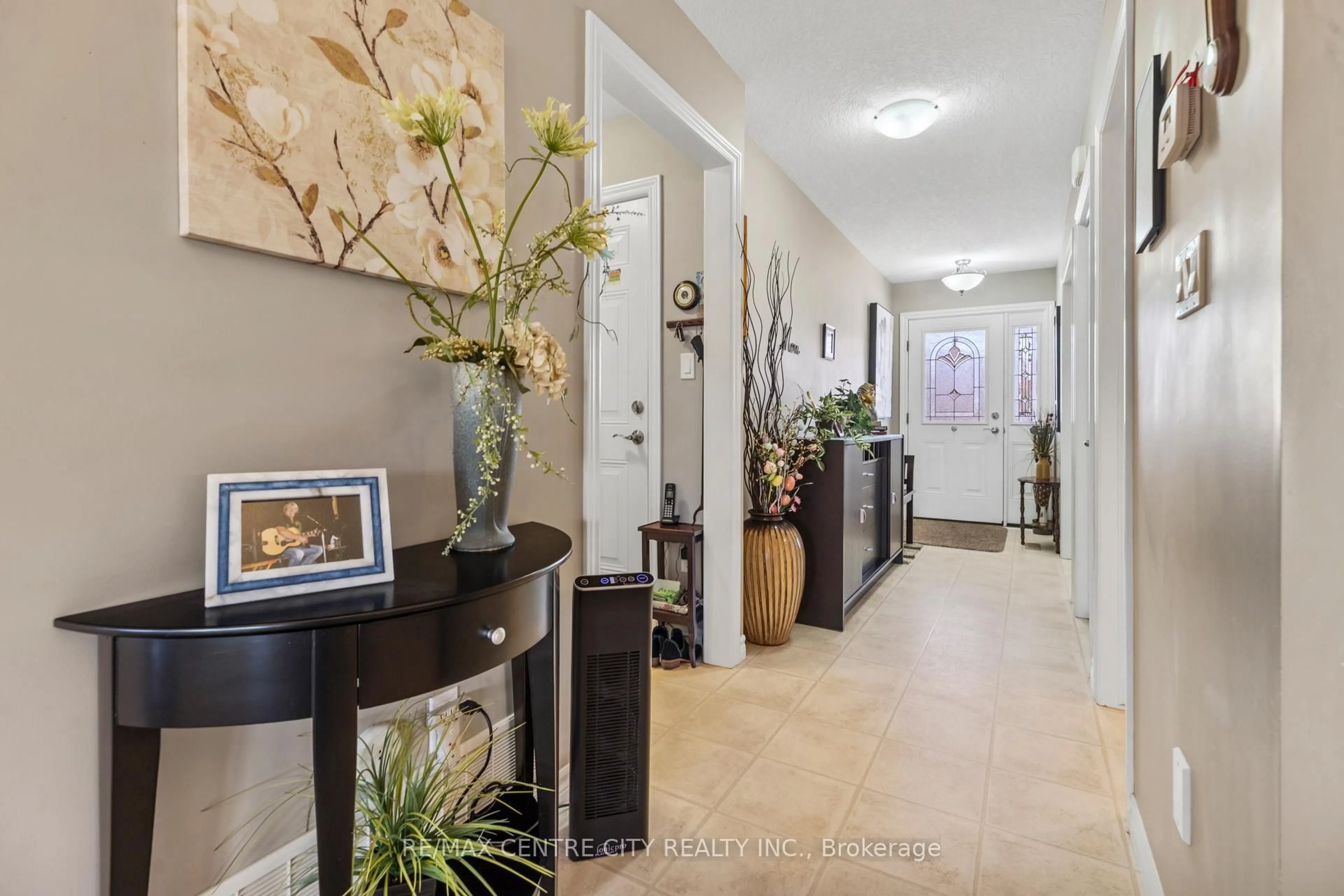 Indoor entryway for 11 ALDERWOOD Crt, St. Thomas Ontario N5P 0B2
