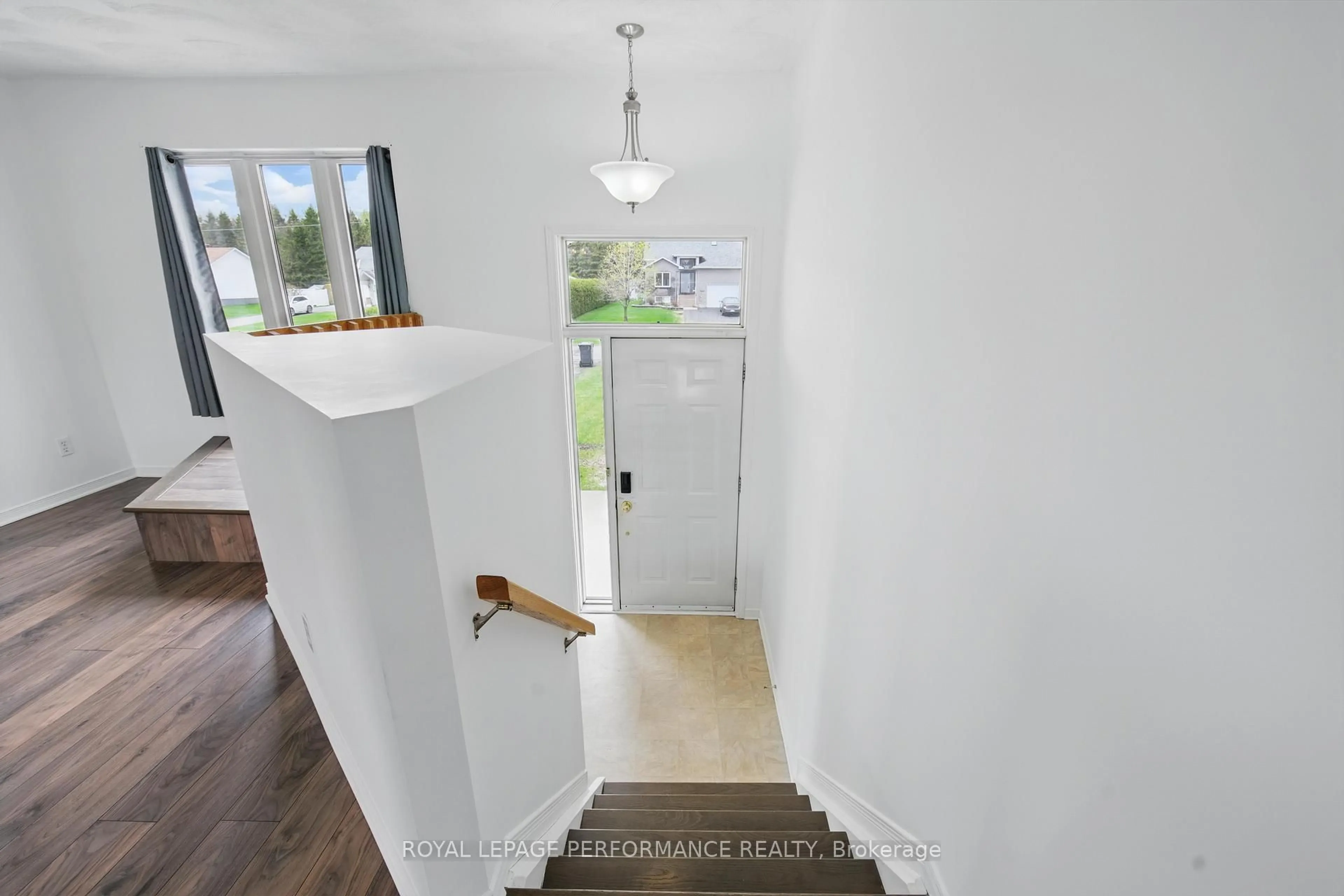 Indoor entryway for 541B Devista Blvd #B, Alfred and Plantagenet Ontario K0B 1A0
