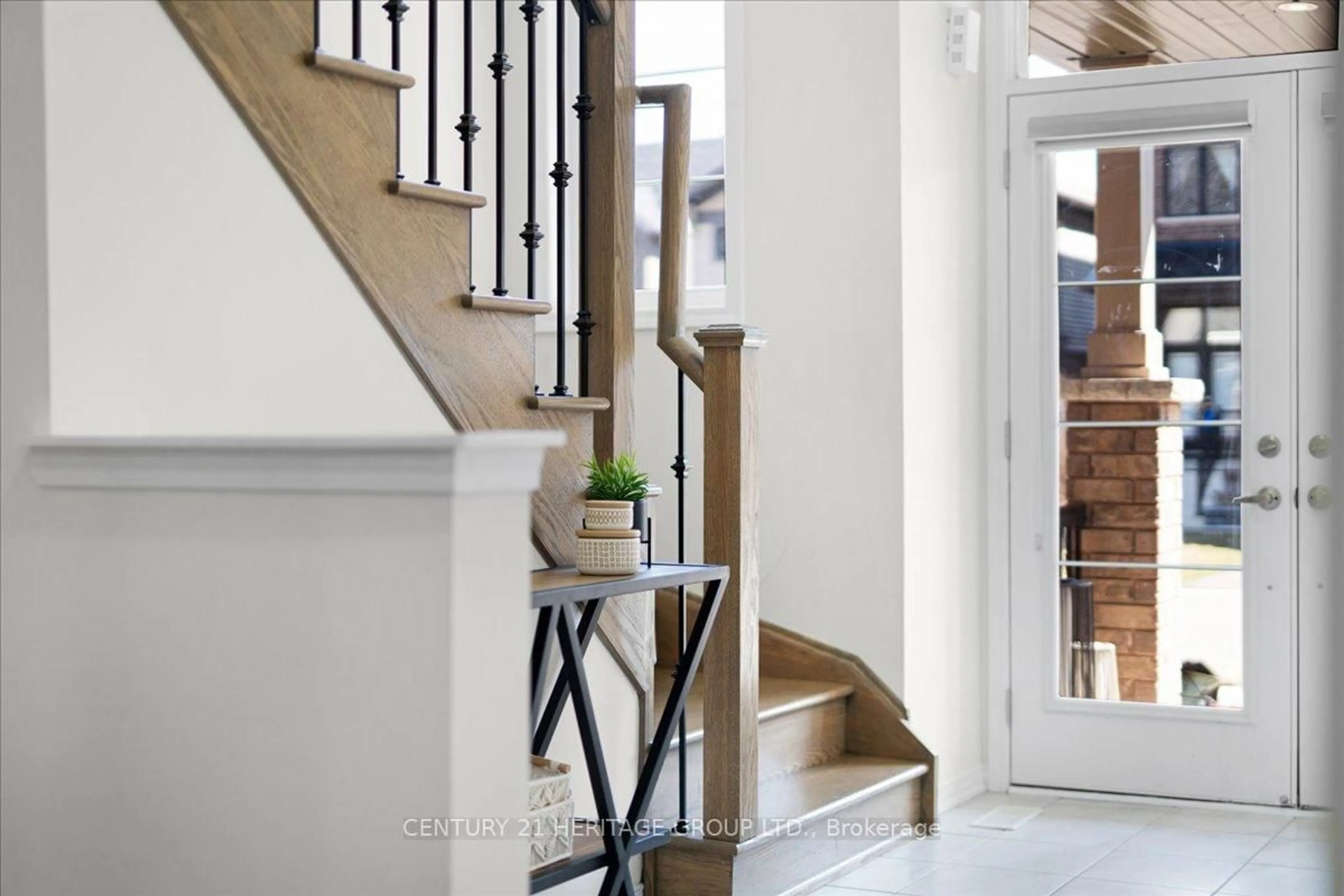 Indoor entryway for 157 Cactus Cres, Hamilton Ontario L8J 0M3
