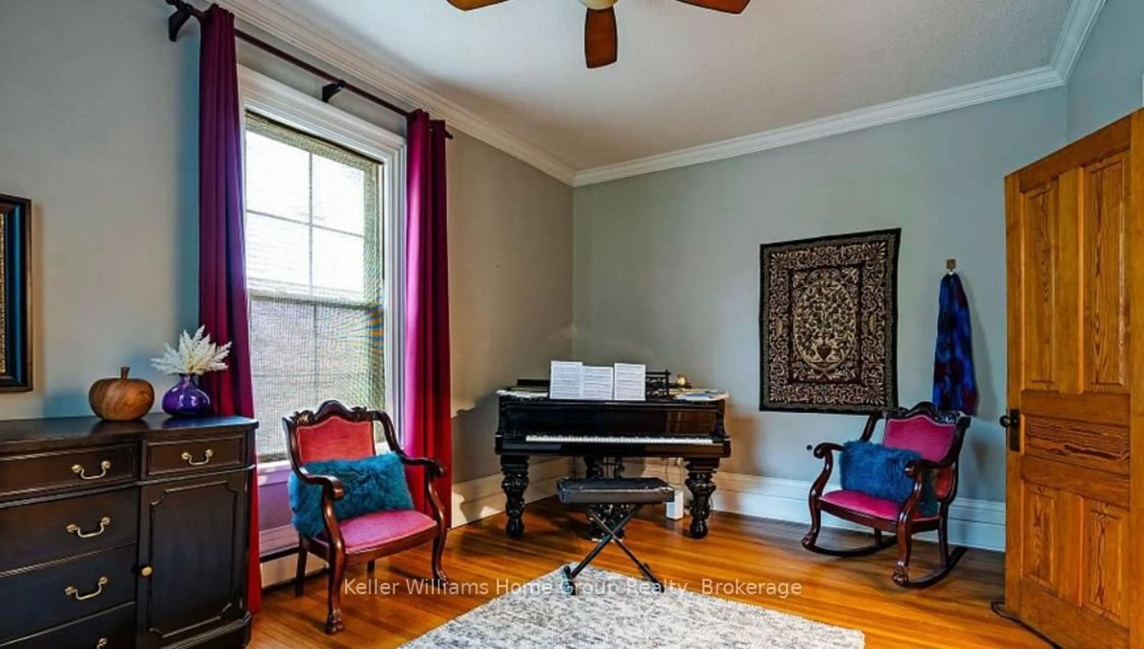 Living room with furniture, wood/laminate floor for 250 Andrew St, Shelburne Ontario L9V 2Y7