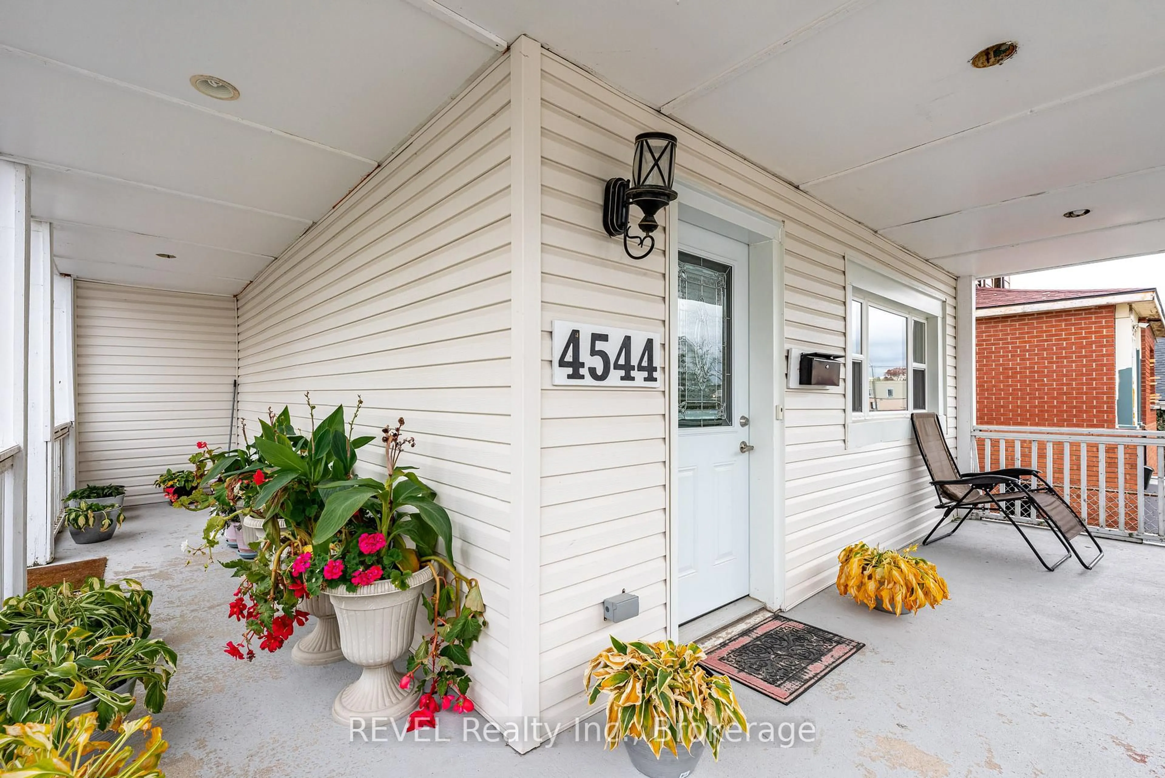 Indoor entryway for 4544 Crysler Ave, Niagara Falls Ontario L2E 3V4