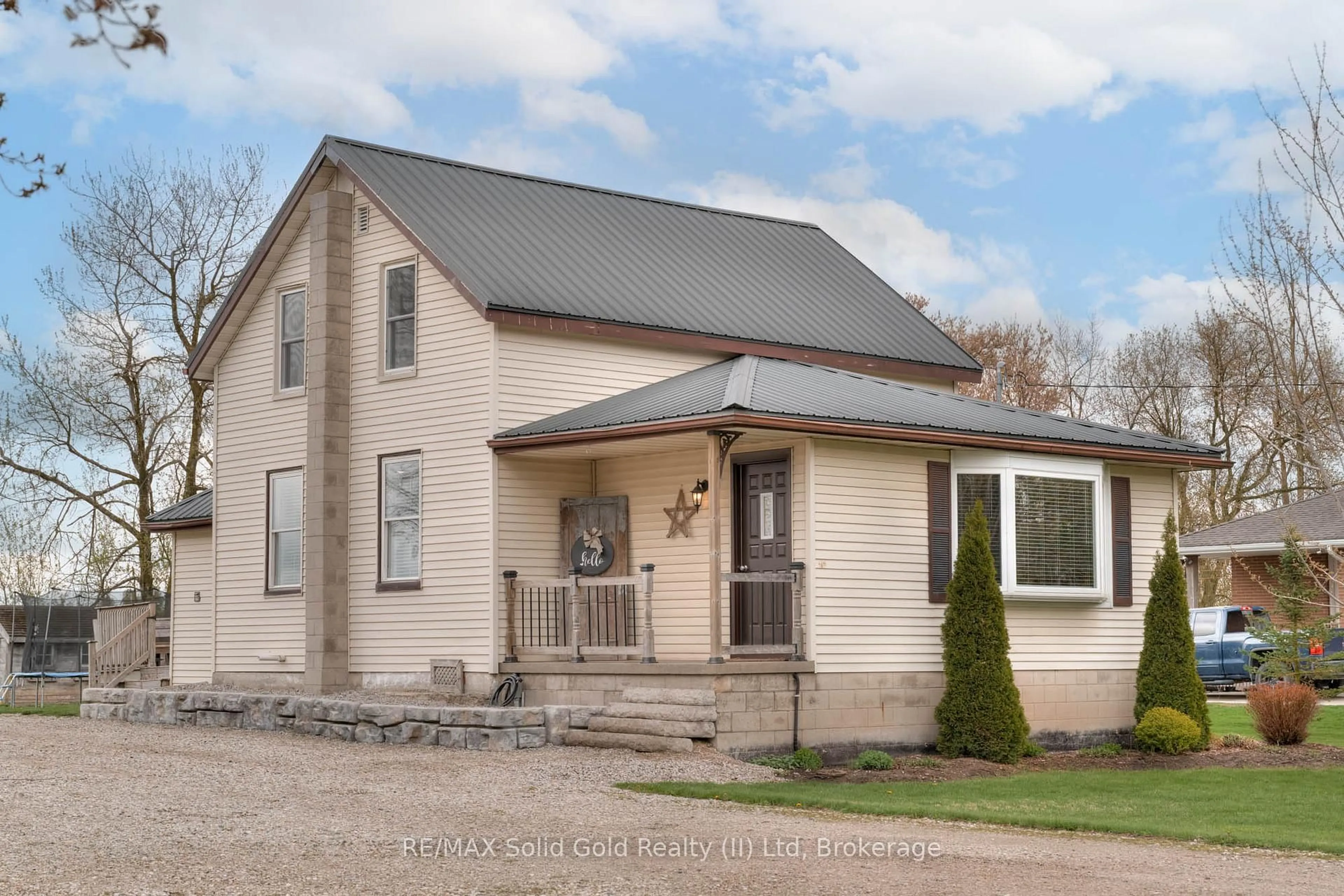 Home with vinyl exterior material, building for 4136 83 Line, Perth East Ontario N4W 3G9