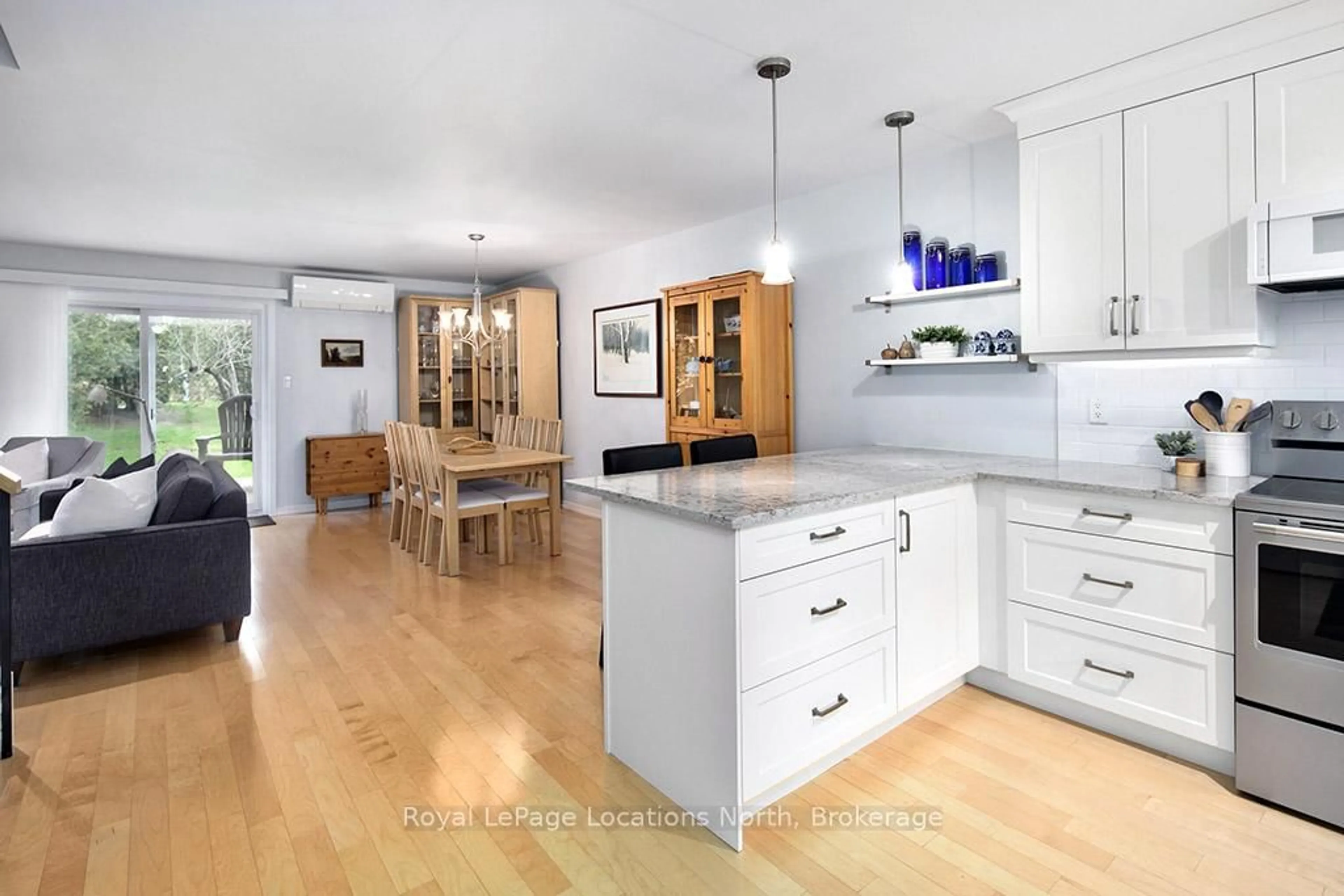 Open concept kitchen, wood/laminate floor for 127 Alfred St #92, Blue Mountains Ontario N0H 2P0