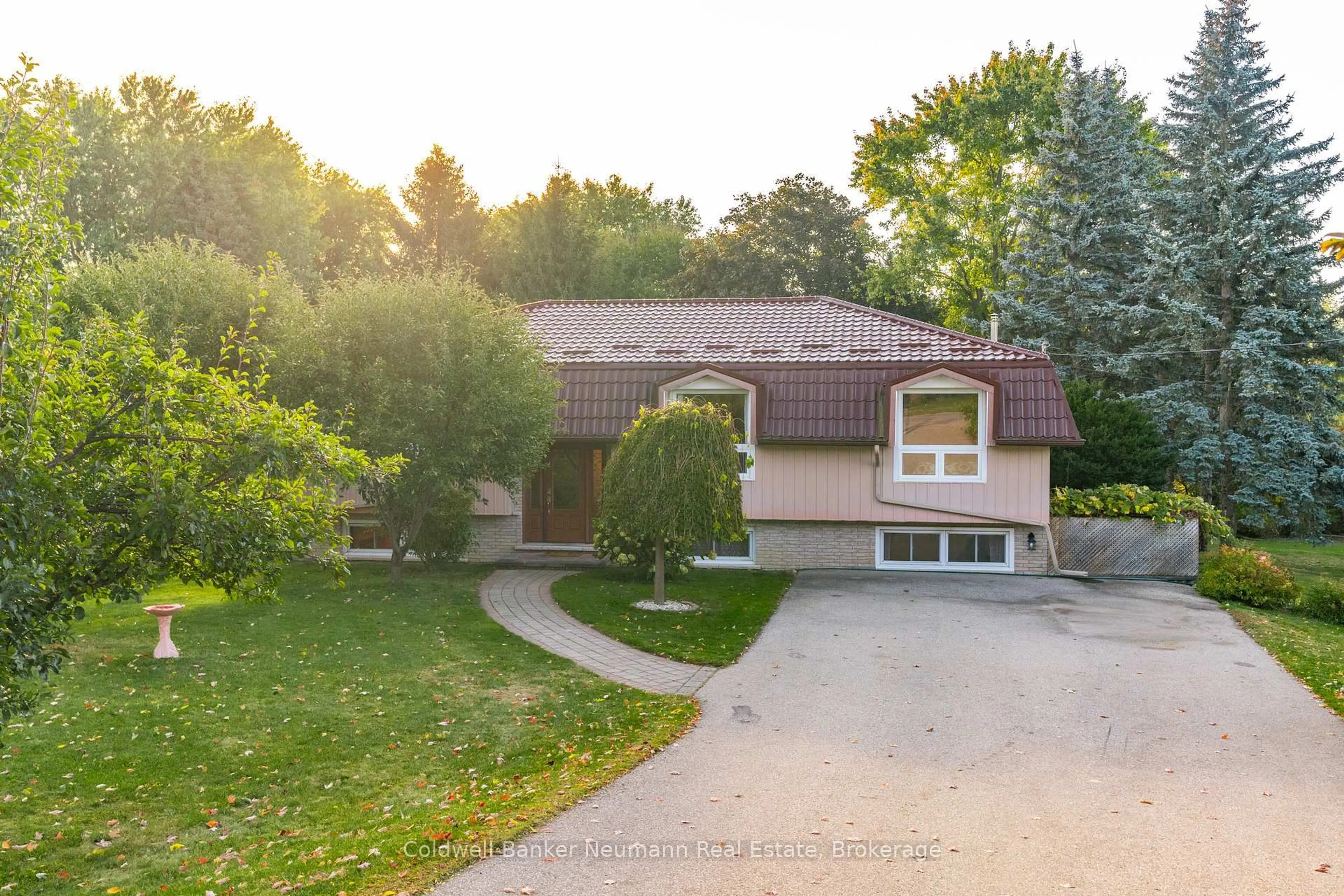 A pic from outside/outdoor area/front of a property/back of a property/a pic from drone, street for 2 HAMILTON Dr, Guelph/Eramosa Ontario N1E 0N9