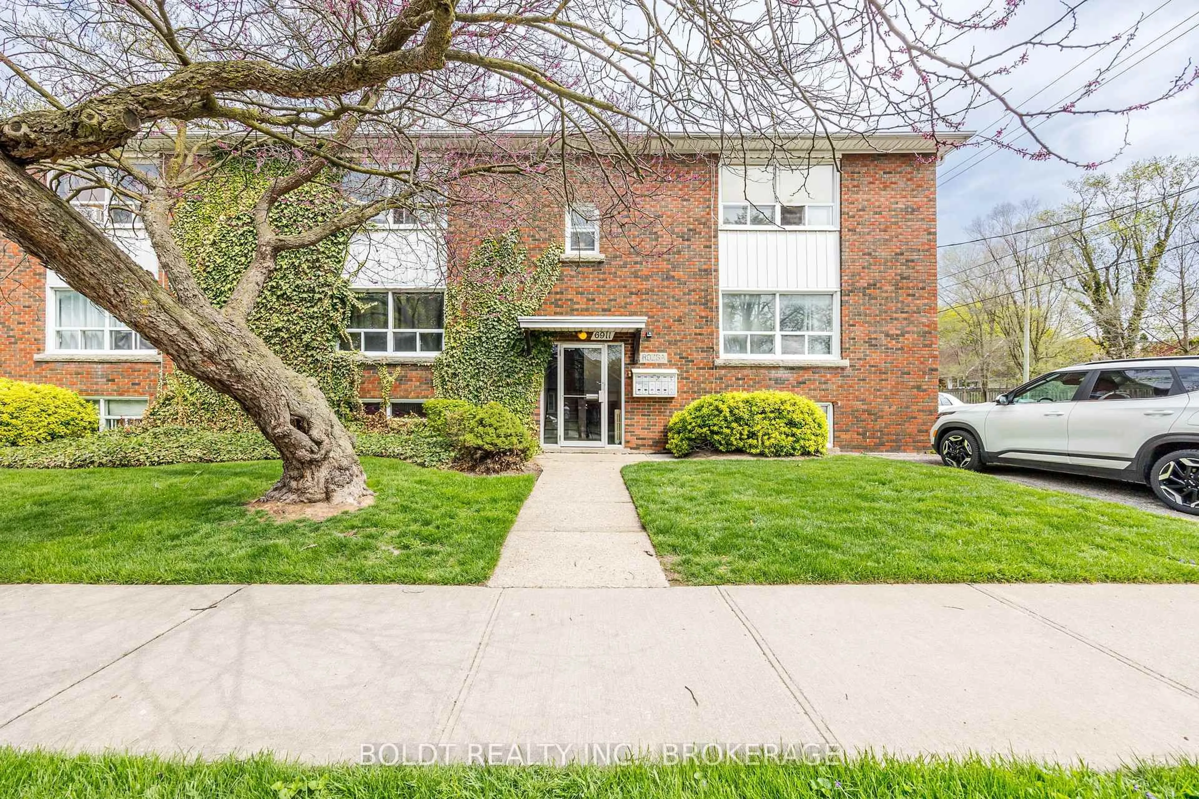Home with brick exterior material, street for 6911-6921 Barker St, Niagara Falls Ontario L2G 1Z5