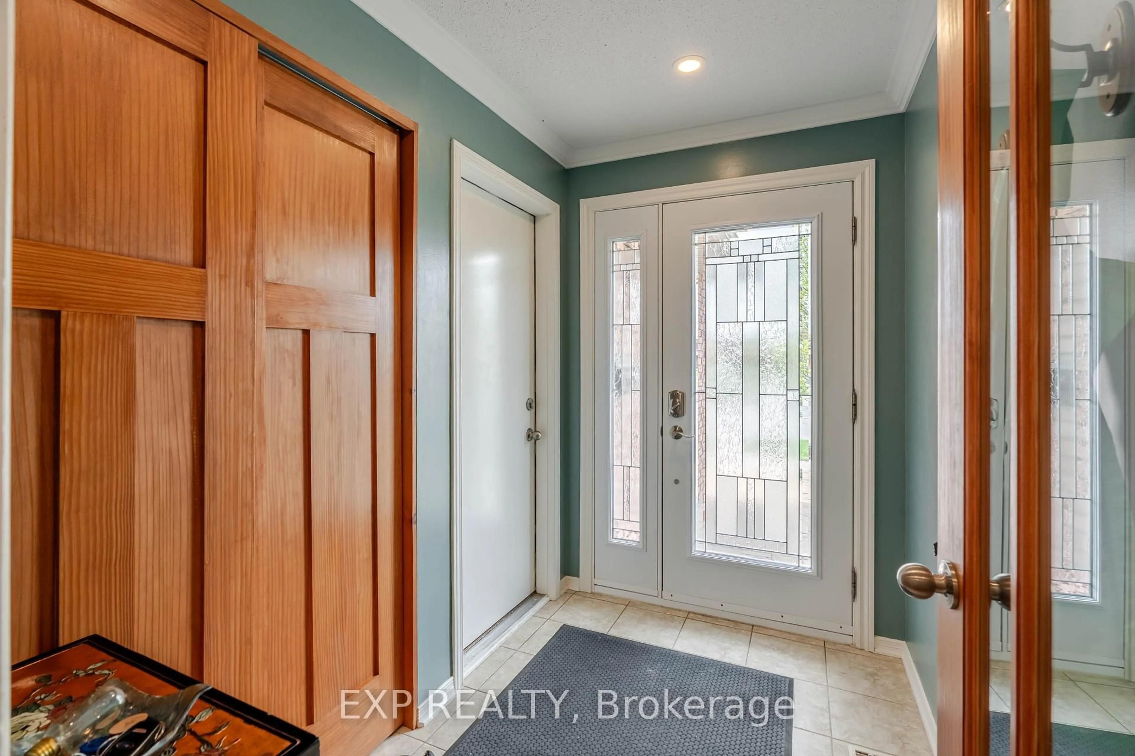 Indoor entryway for 1629 Champneuf Dr, Ottawa Ontario K1C 6C1
