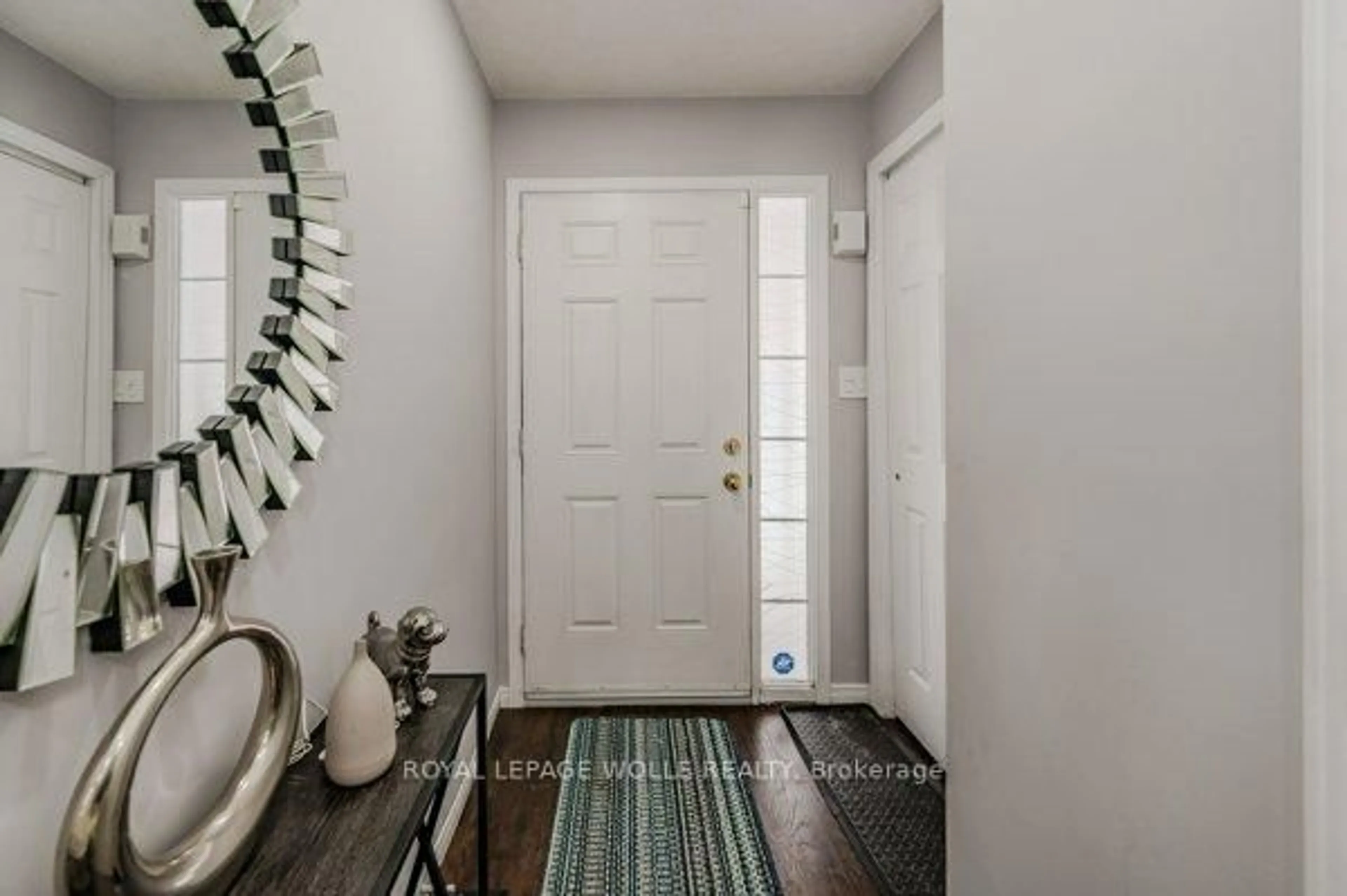 Indoor entryway for 120 Dudhope Ave #20, Cambridge Ontario N1R 4T7