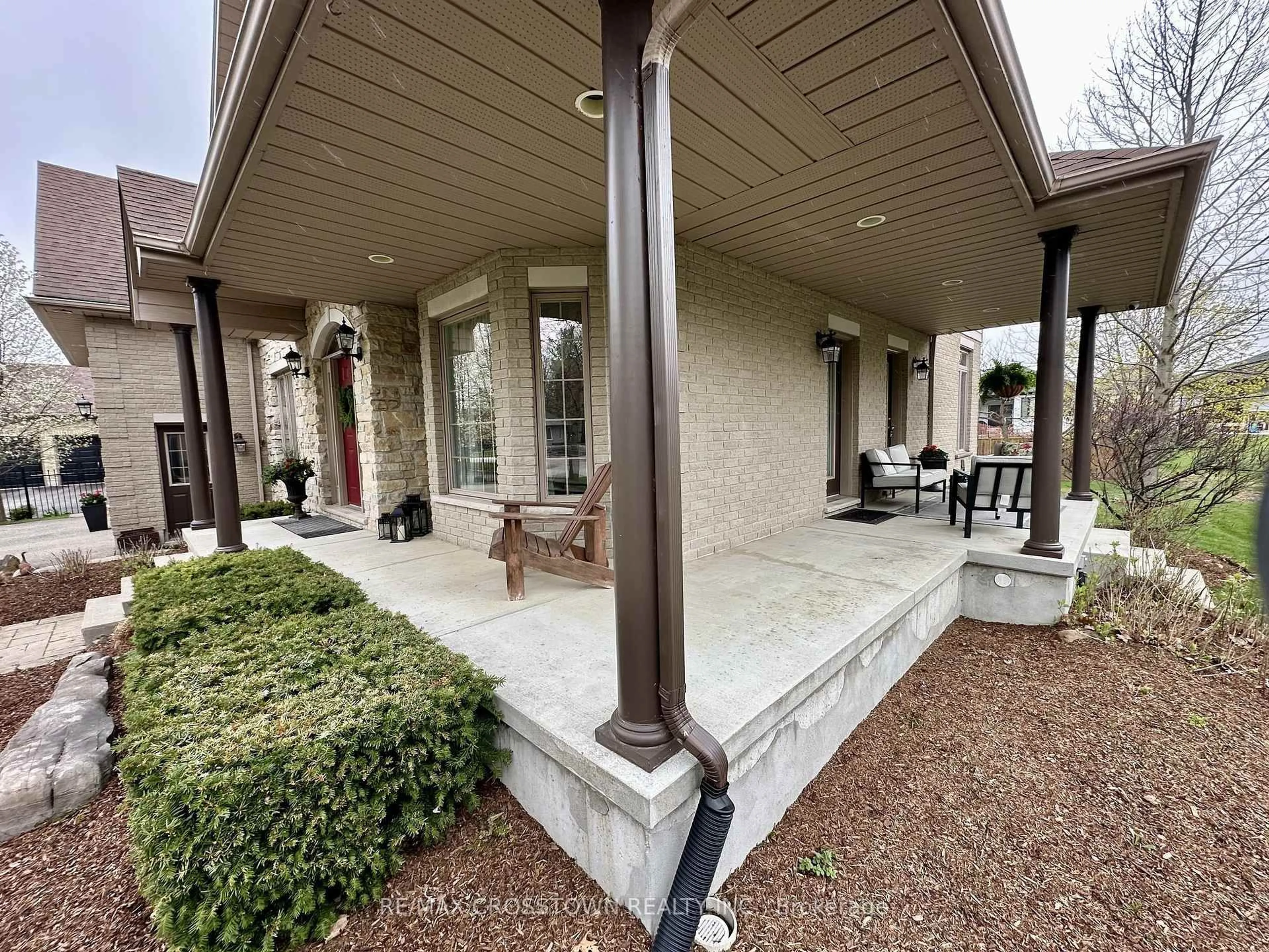 Patio, street for 2610 Emerson St, Strathroy-Caradoc Ontario N0L 1W0