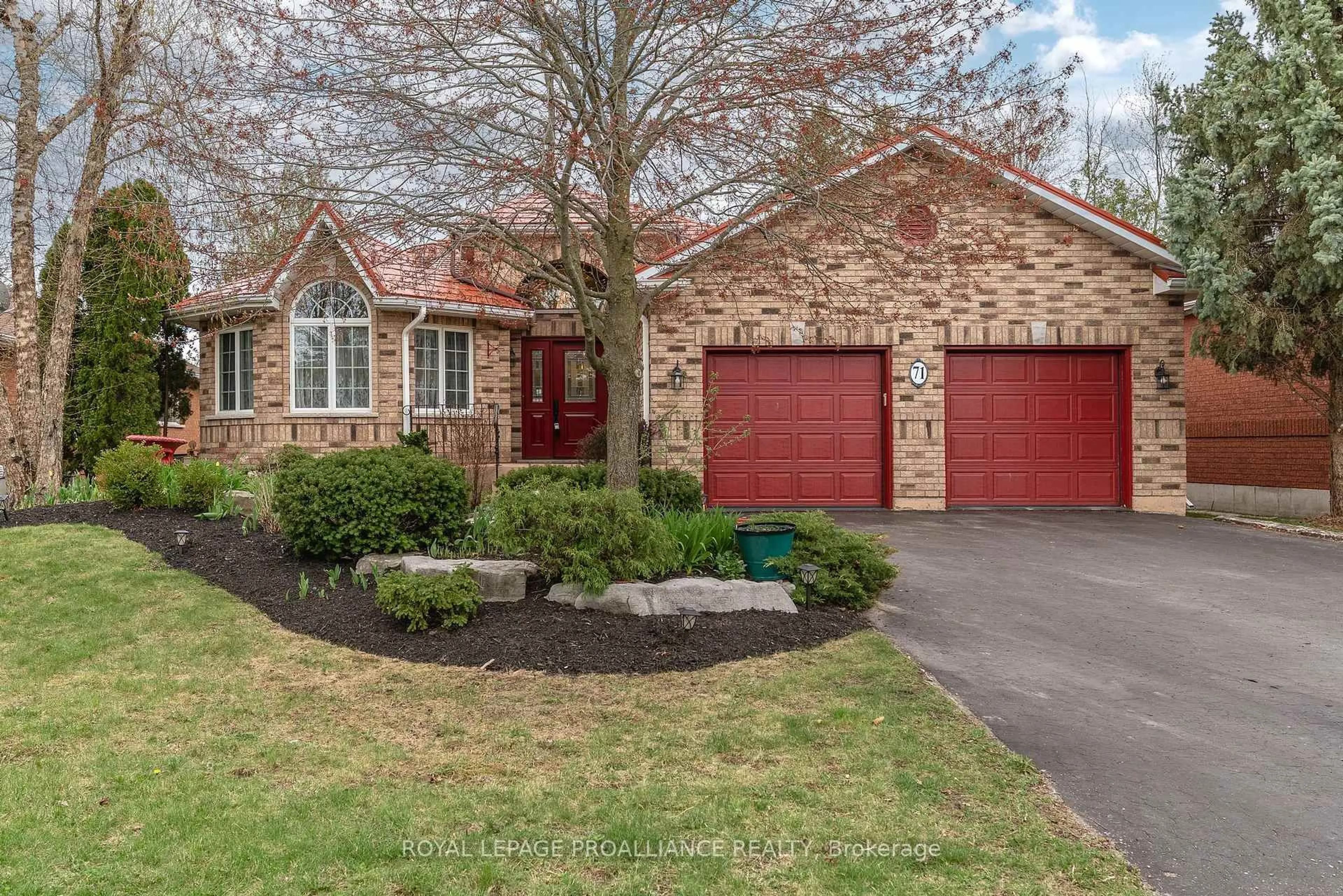 Home with brick exterior material, street for 71 Oak Ridge Blvd, Belleville Ontario K8N 5W3
