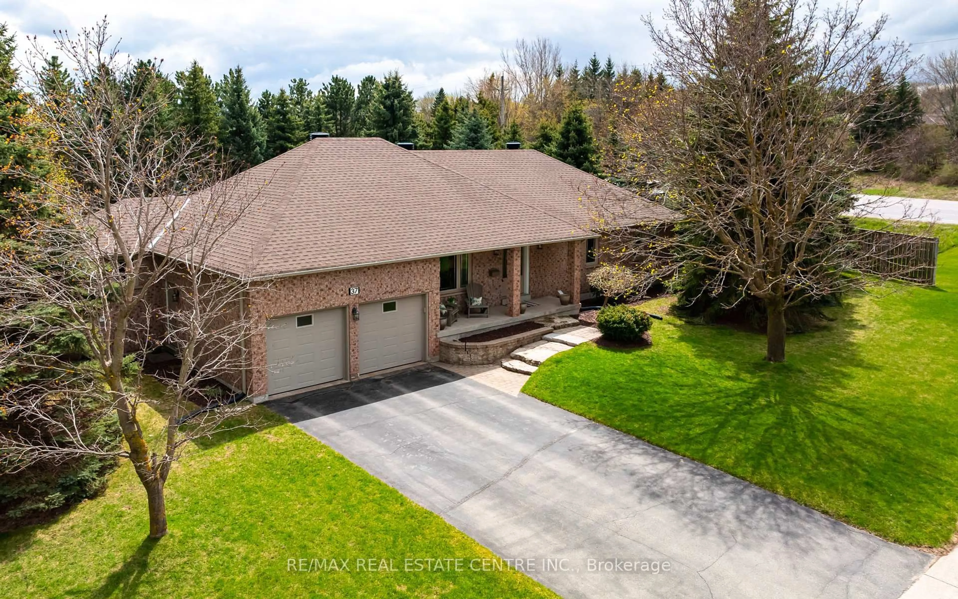 A pic from outside/outdoor area/front of a property/back of a property/a pic from drone, street for 37 Riverside Dr, Mono Ontario L9W 6L5