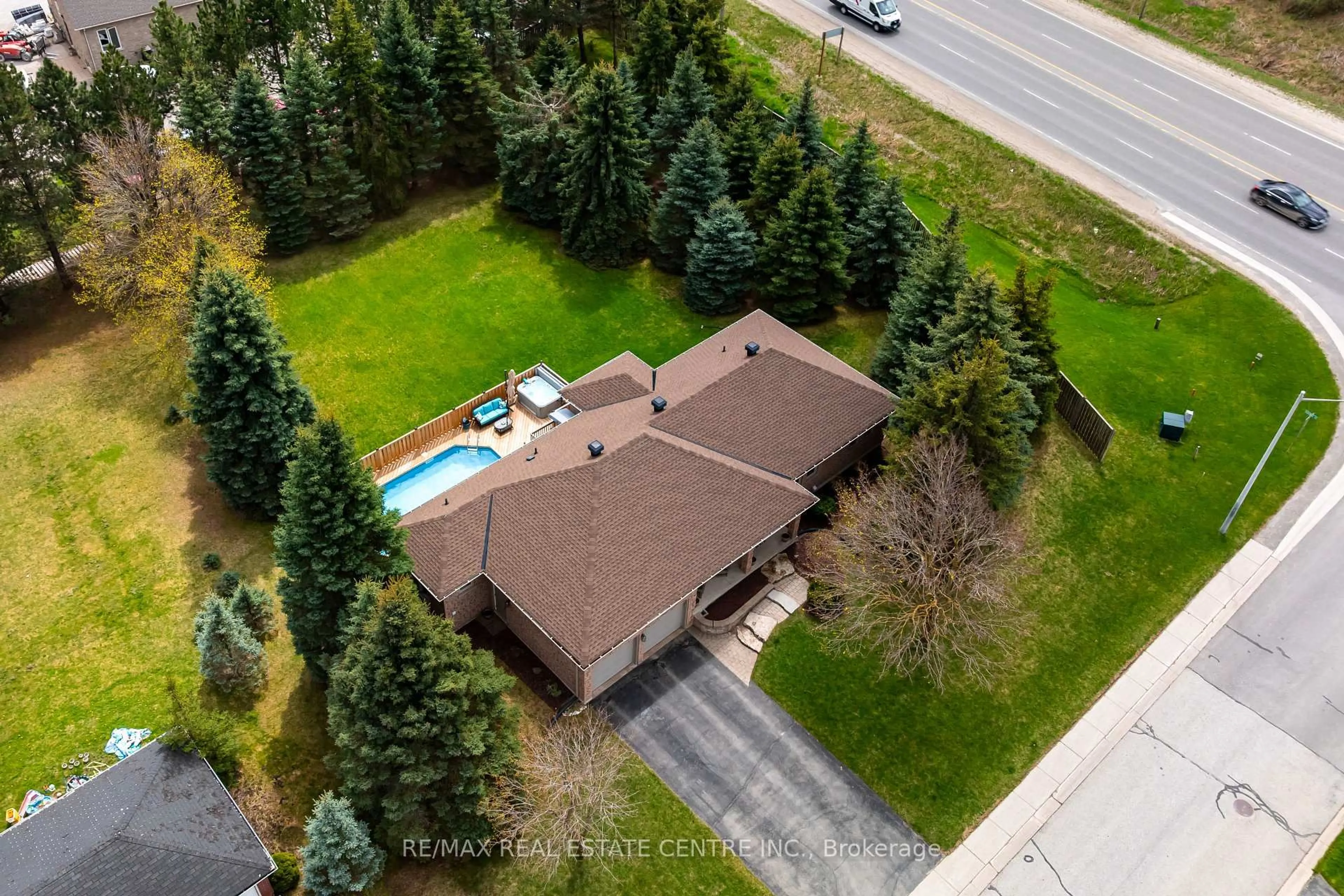 A pic from outside/outdoor area/front of a property/back of a property/a pic from drone, street for 37 Riverside Dr, Mono Ontario L9W 6L5