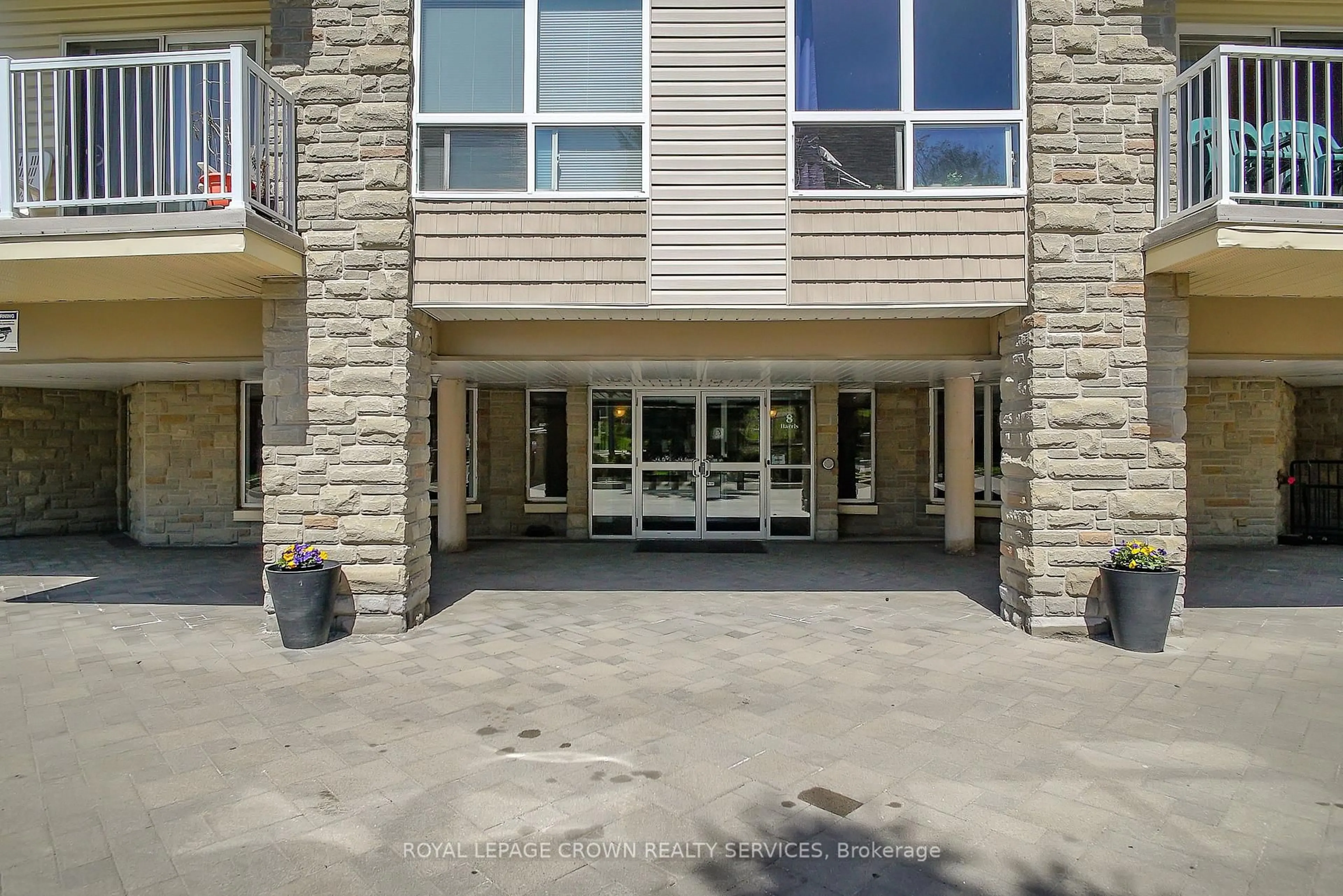 Indoor foyer for 8 Harris St #203, Cambridge Ontario N1R 8R1