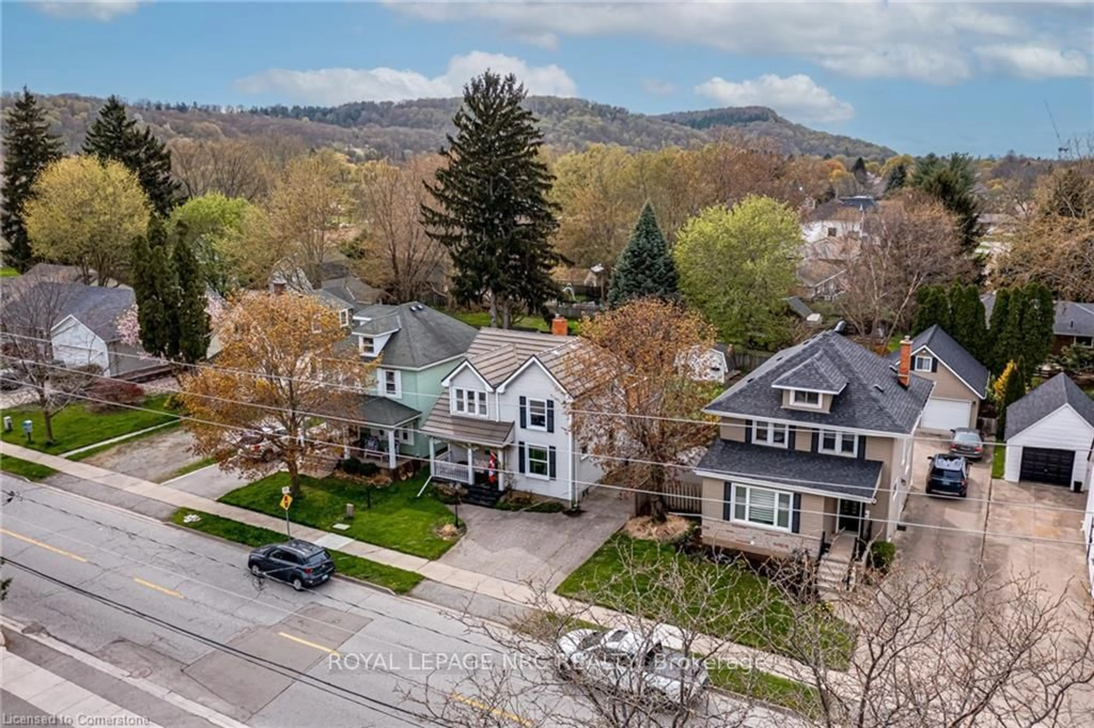 A pic from outside/outdoor area/front of a property/back of a property/a pic from drone, mountain view for 7 Nelles Rd, Grimsby Ontario L3M 2Z5