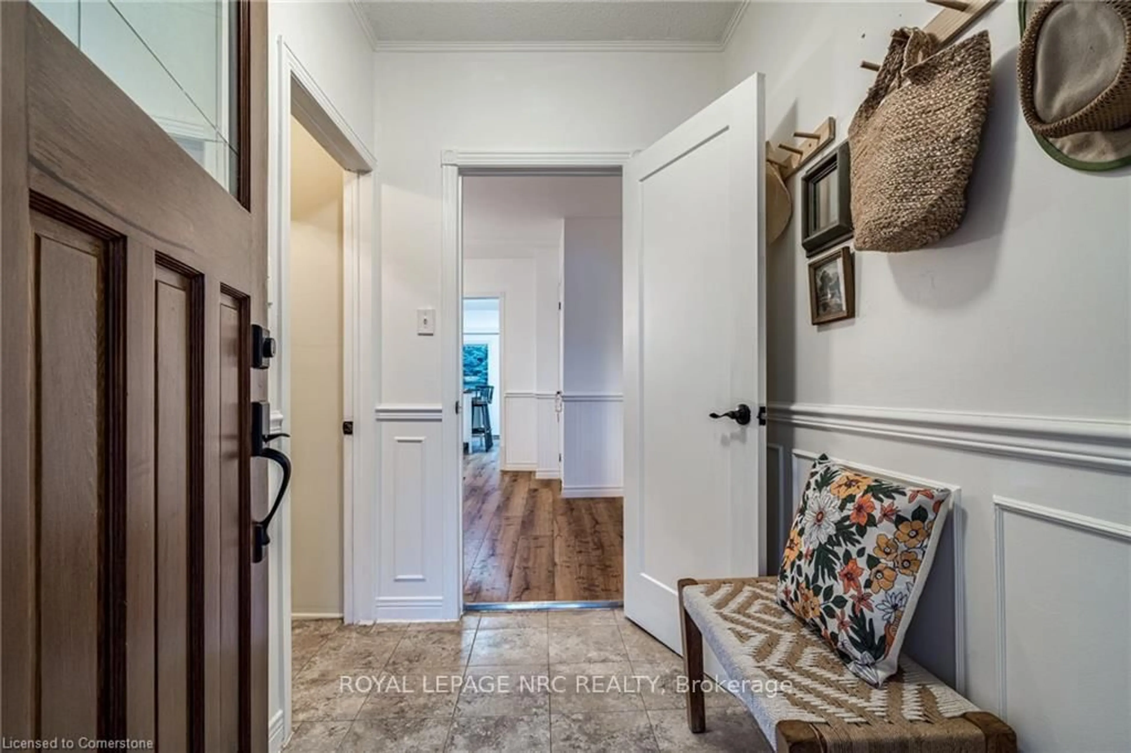 Indoor entryway for 7 Nelles Rd, Grimsby Ontario L3M 2Z5