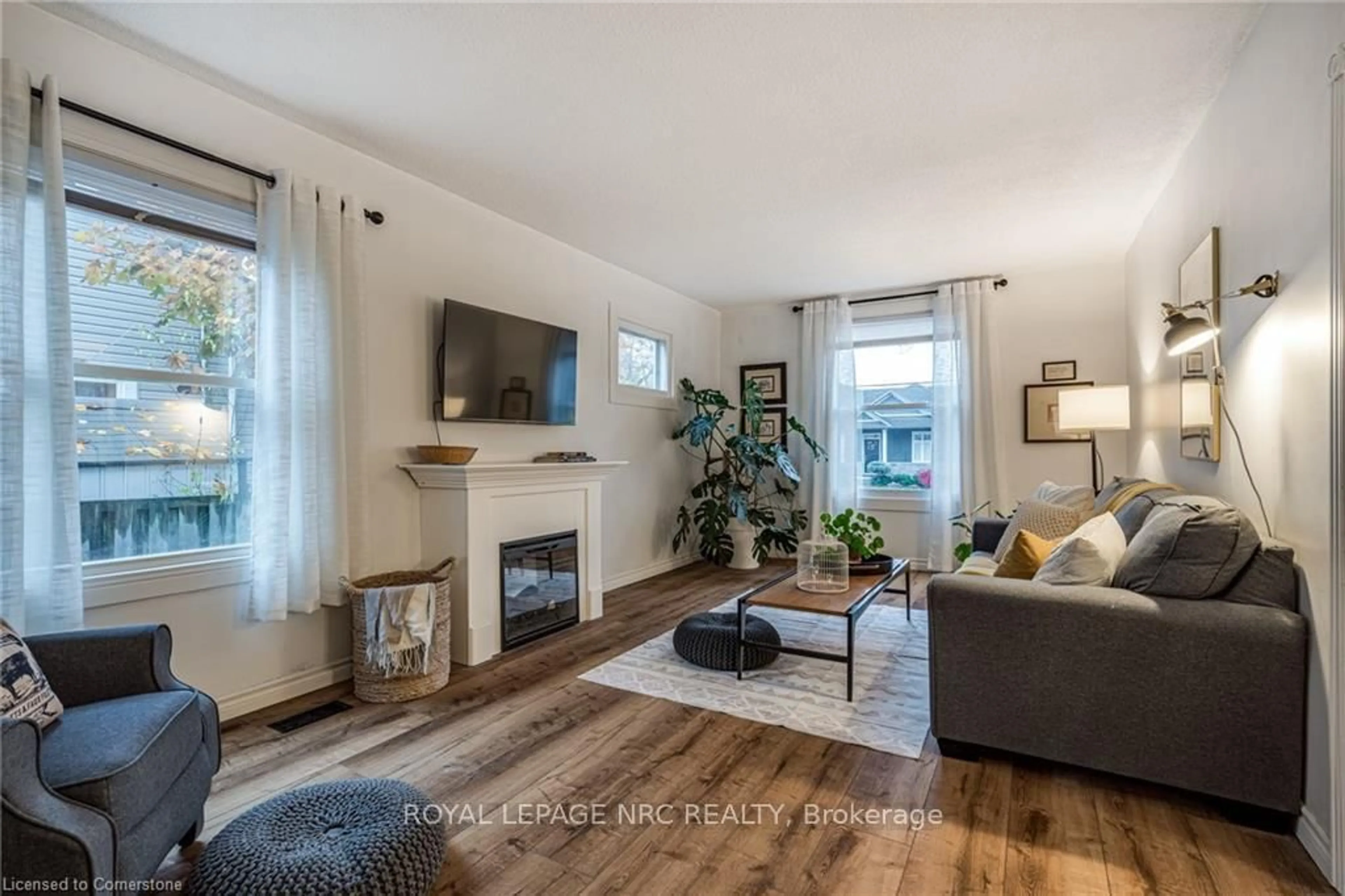 Living room with furniture, wood/laminate floor for 7 Nelles Rd, Grimsby Ontario L3M 2Z5