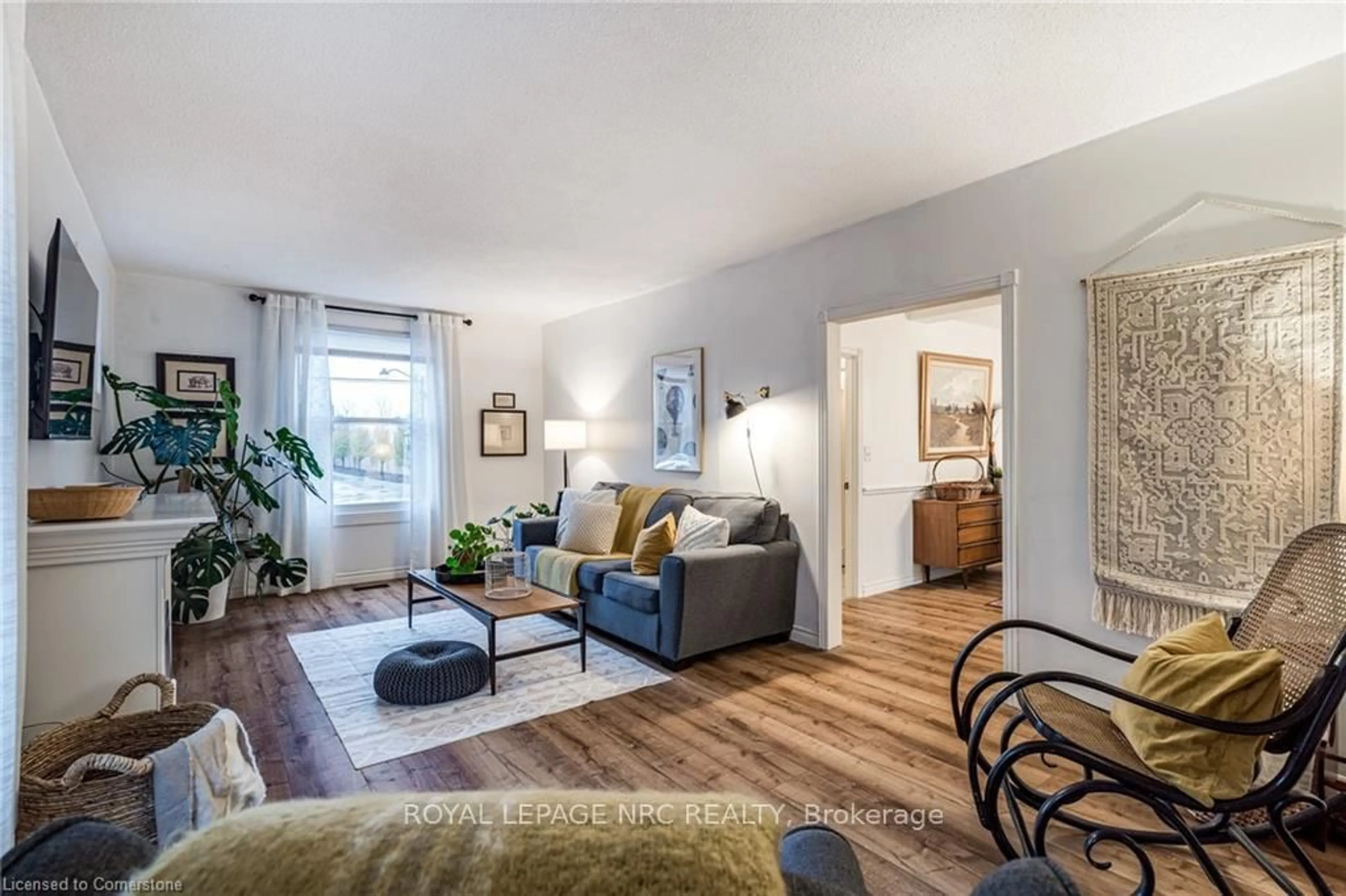 Living room with furniture, unknown for 7 Nelles Rd, Grimsby Ontario L3M 2Z5