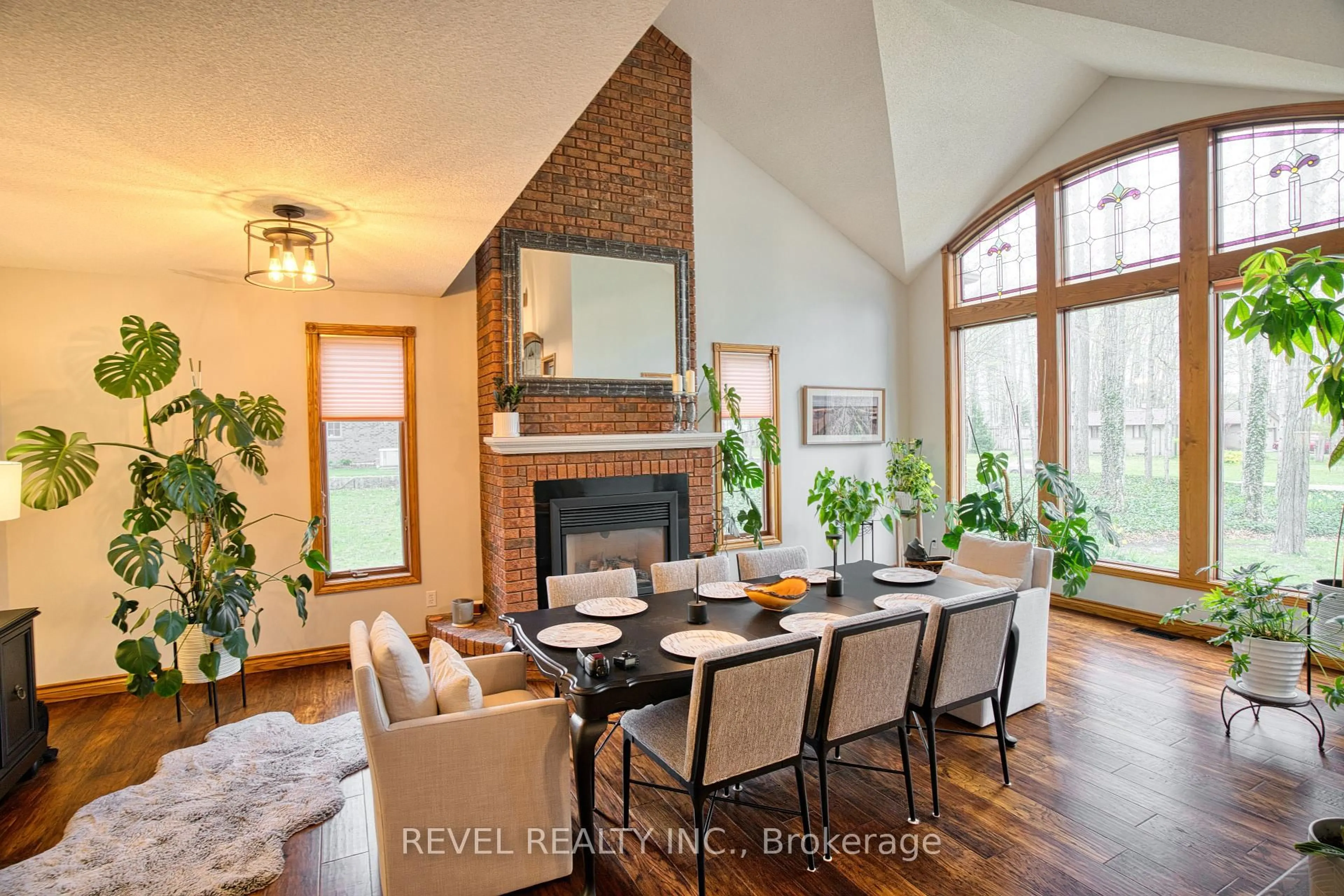 Dining room, wood/laminate floor for 107 Lewis Dr, Middlesex Centre Ontario N0M 2A0