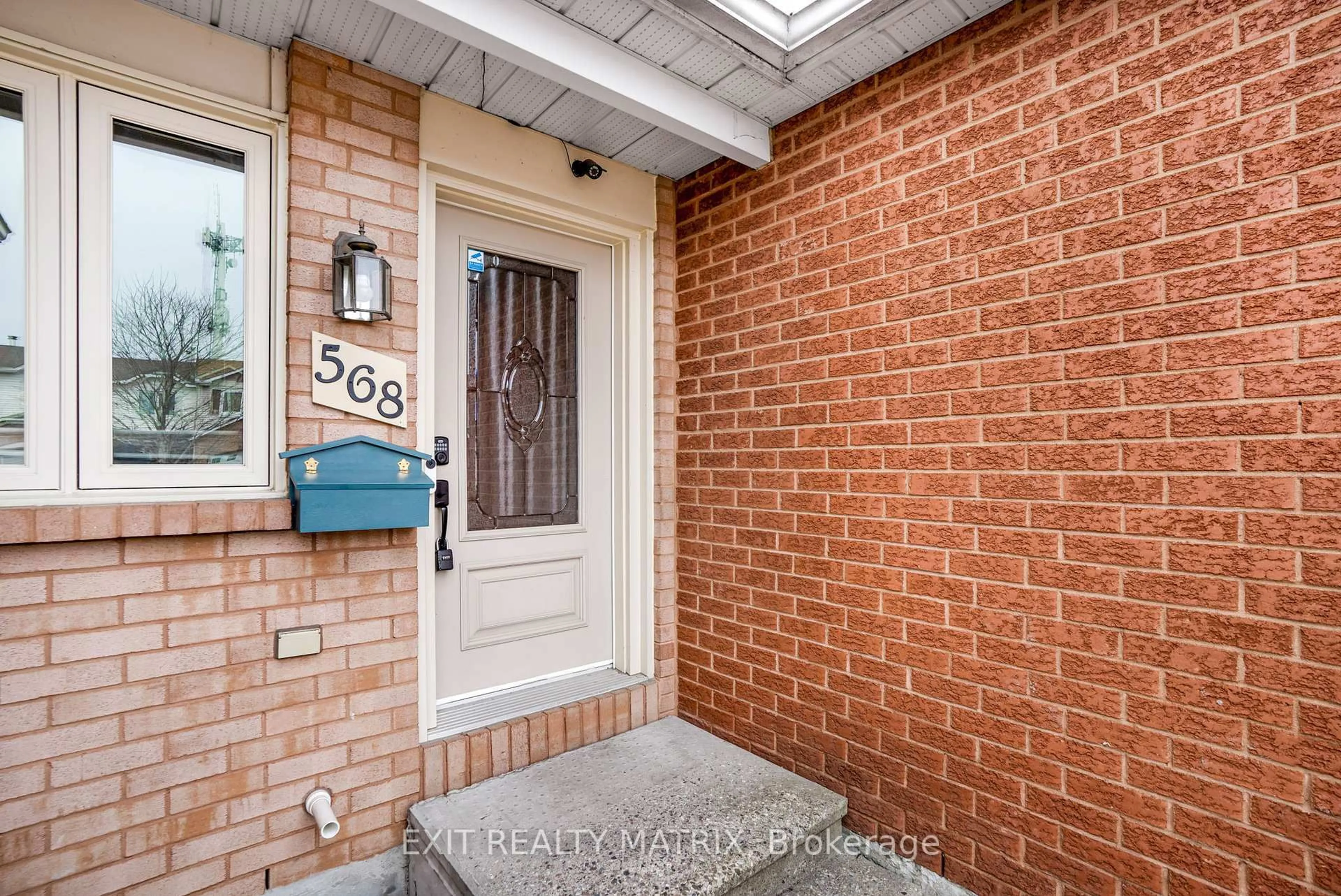 Indoor entryway for 568 Latour Cres, Ottawa Ontario K4A 1P3