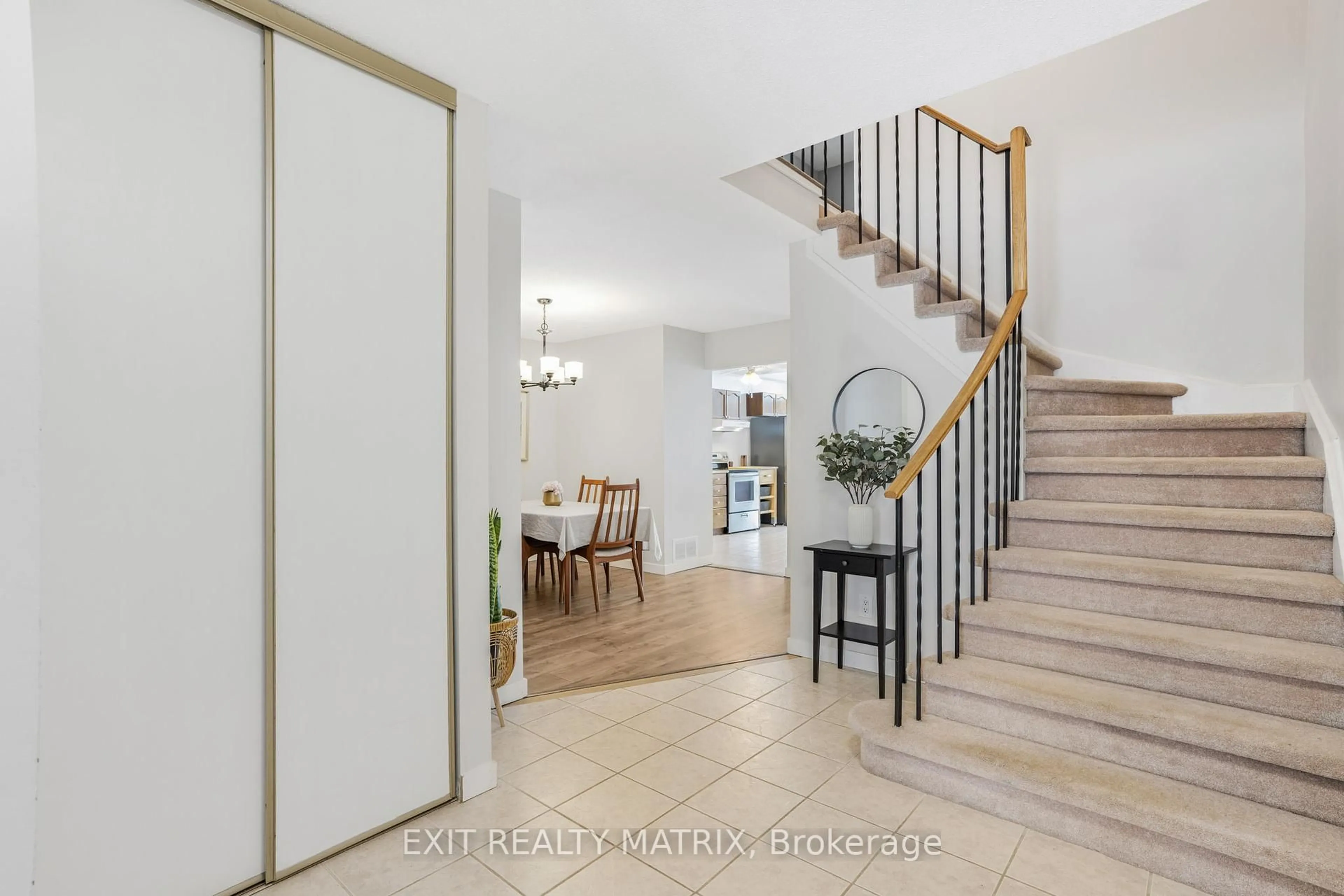 Indoor foyer for 568 Latour Cres, Ottawa Ontario K4A 1P3