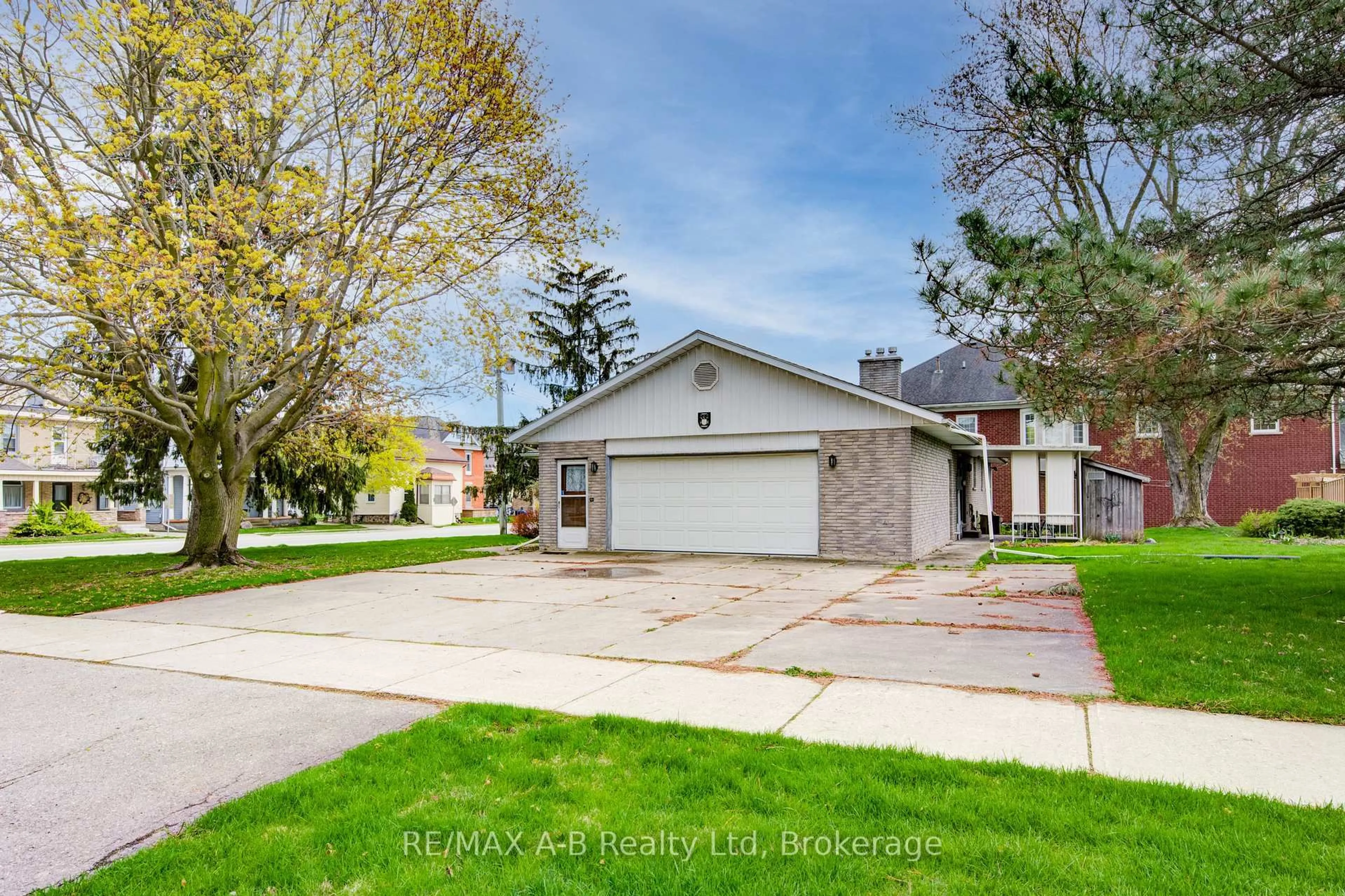 A pic from outside/outdoor area/front of a property/back of a property/a pic from drone, street for 99 Woodstock St, East Zorra-Tavistock Ontario N0B 2R0
