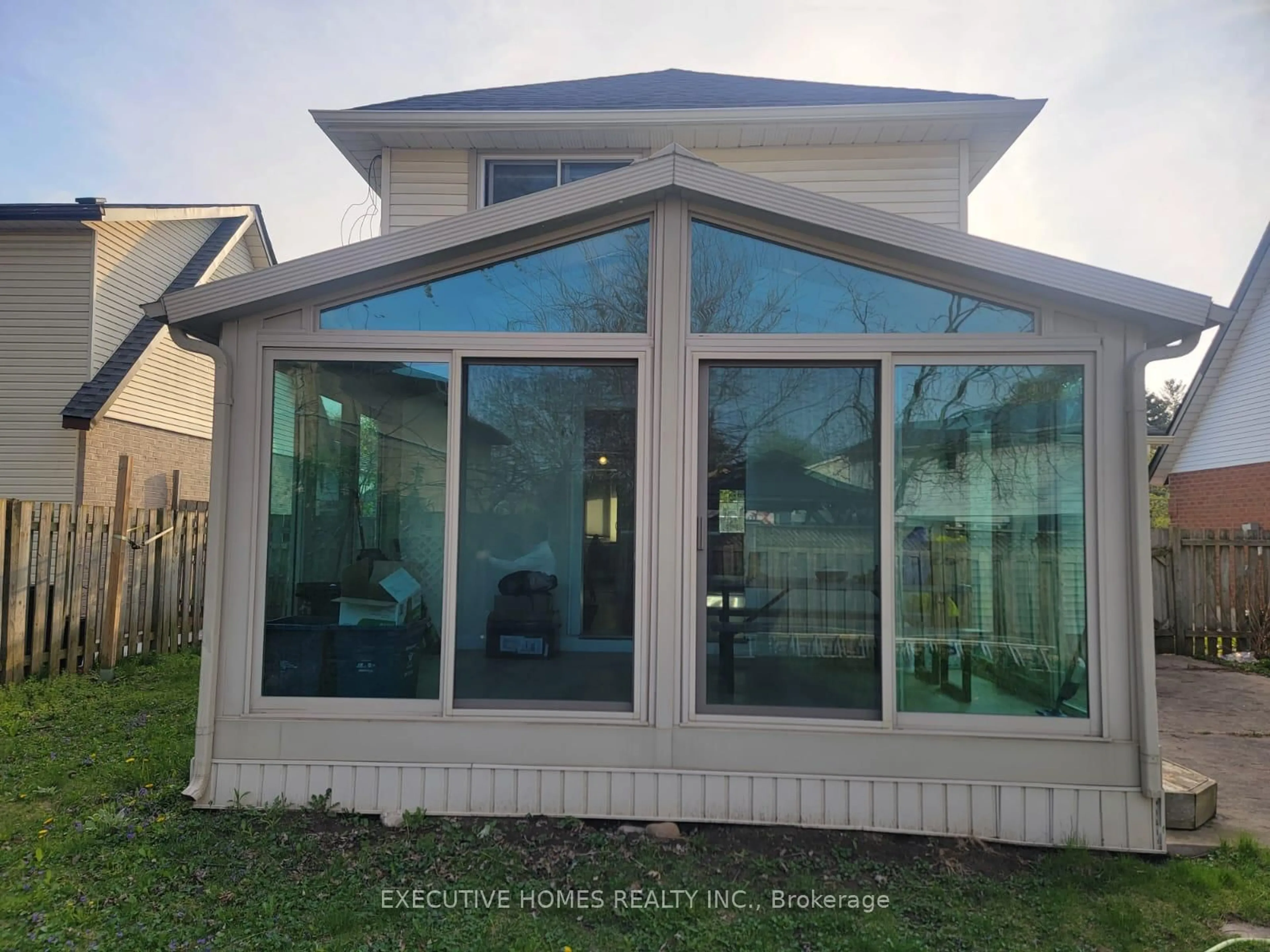 Home with vinyl exterior material, unknown for 595 Preston Pkwy, Cambridge Ontario N3H 5J9