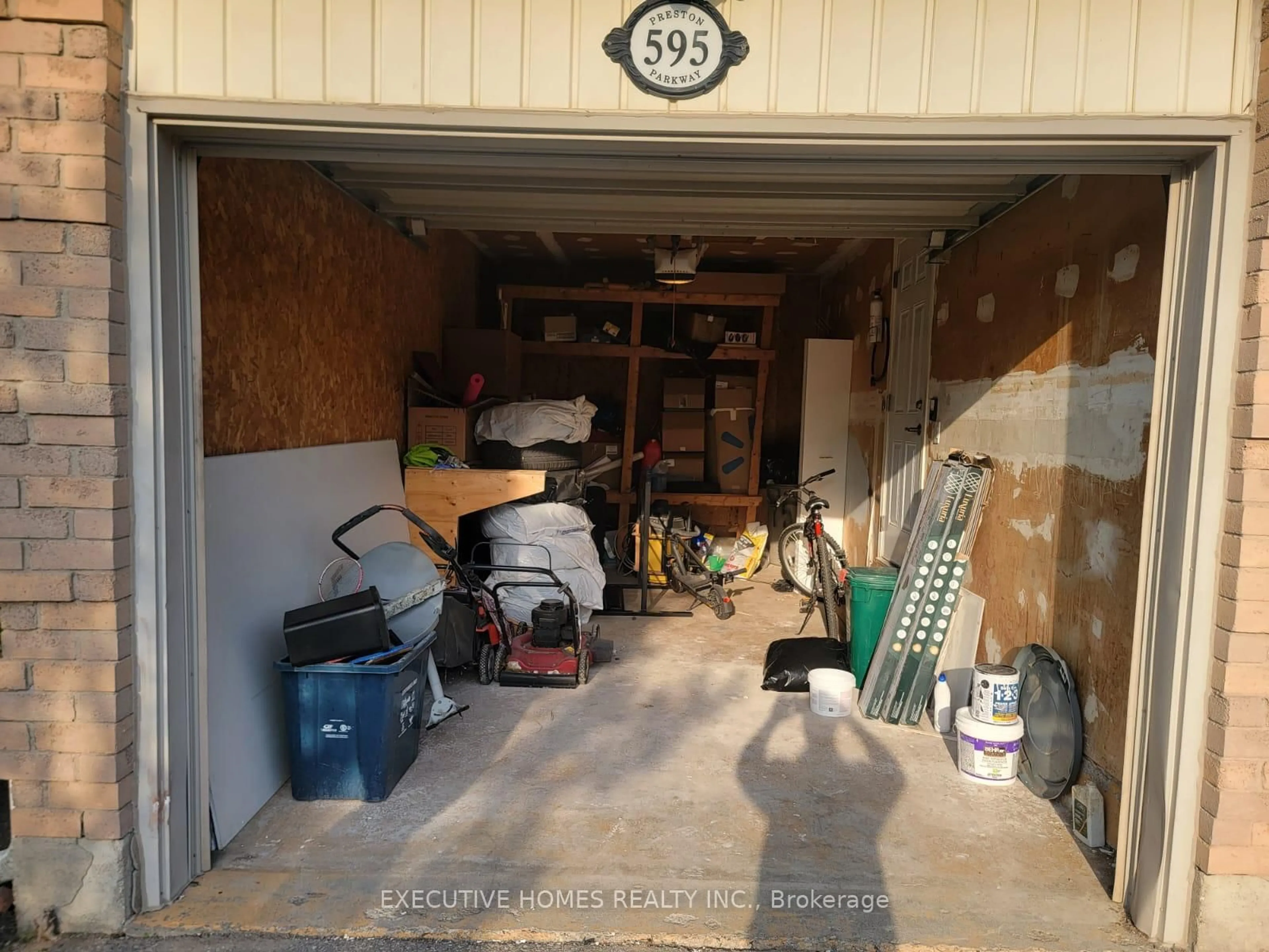 Indoor garage for 595 Preston Pkwy, Cambridge Ontario N3H 5J9