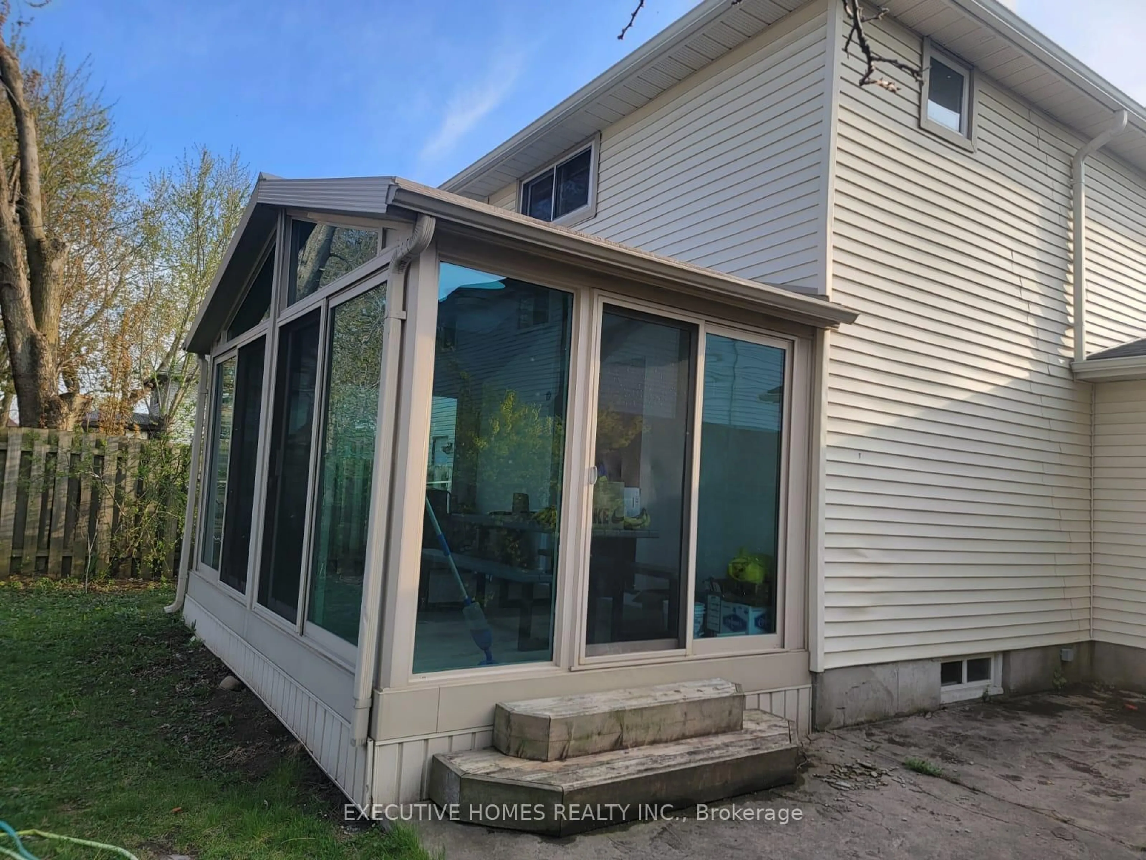 Home with vinyl exterior material, building for 595 Preston Pkwy, Cambridge Ontario N3H 5J9