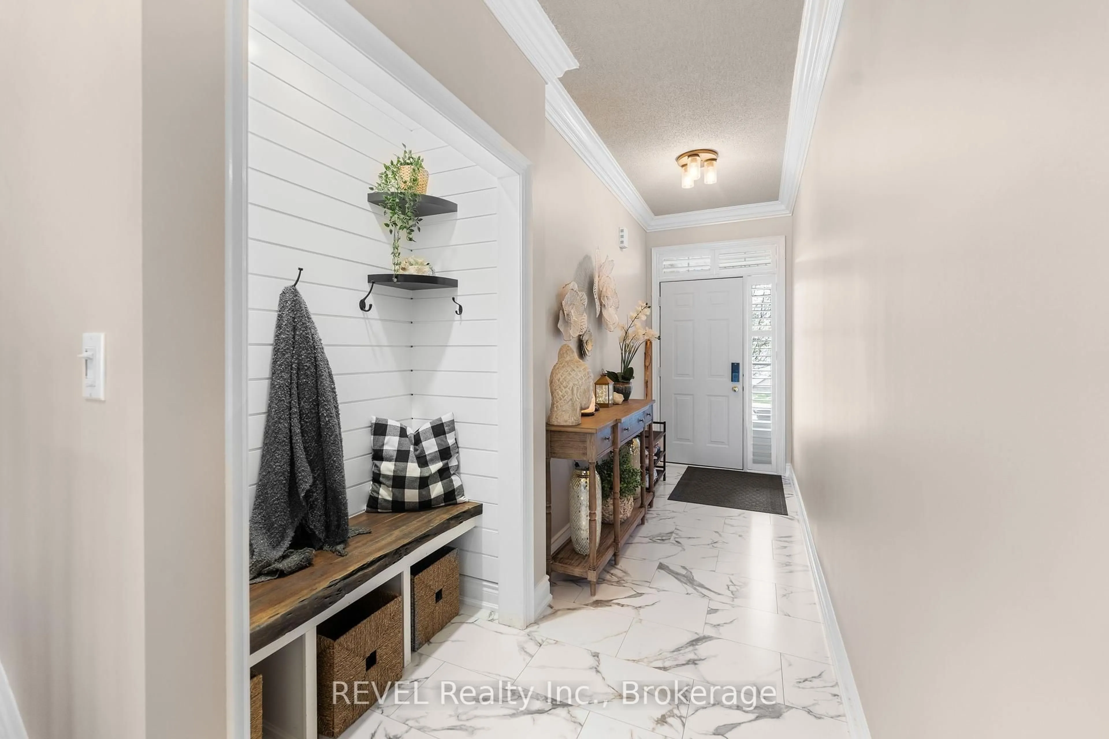 Indoor entryway for 31 Sunvale Pl #20, Hamilton Ontario L8E 4Z6