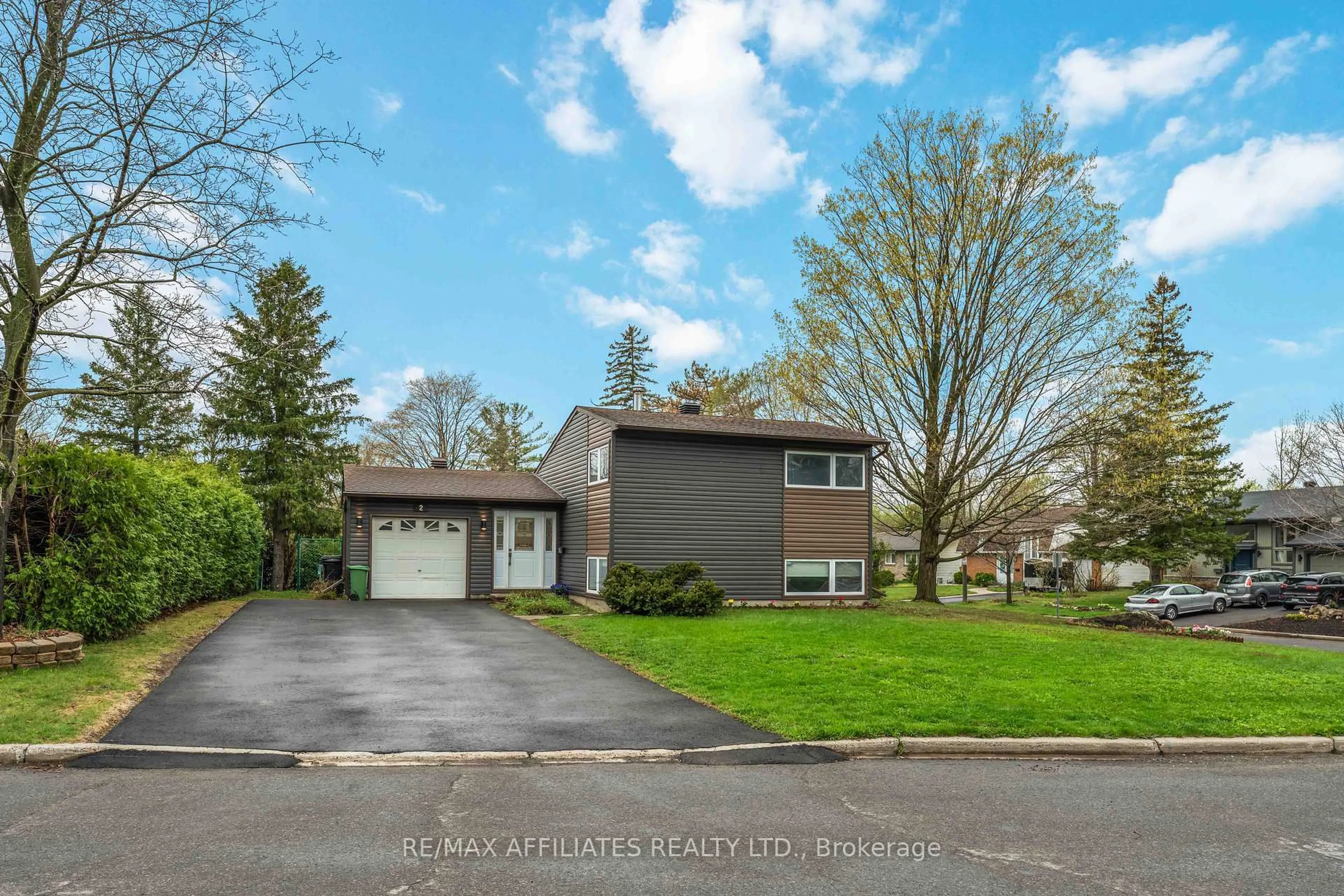 A pic from outside/outdoor area/front of a property/back of a property/a pic from drone, street for 2 Teakwood Crt, Ottawa Ontario K1K 4B4