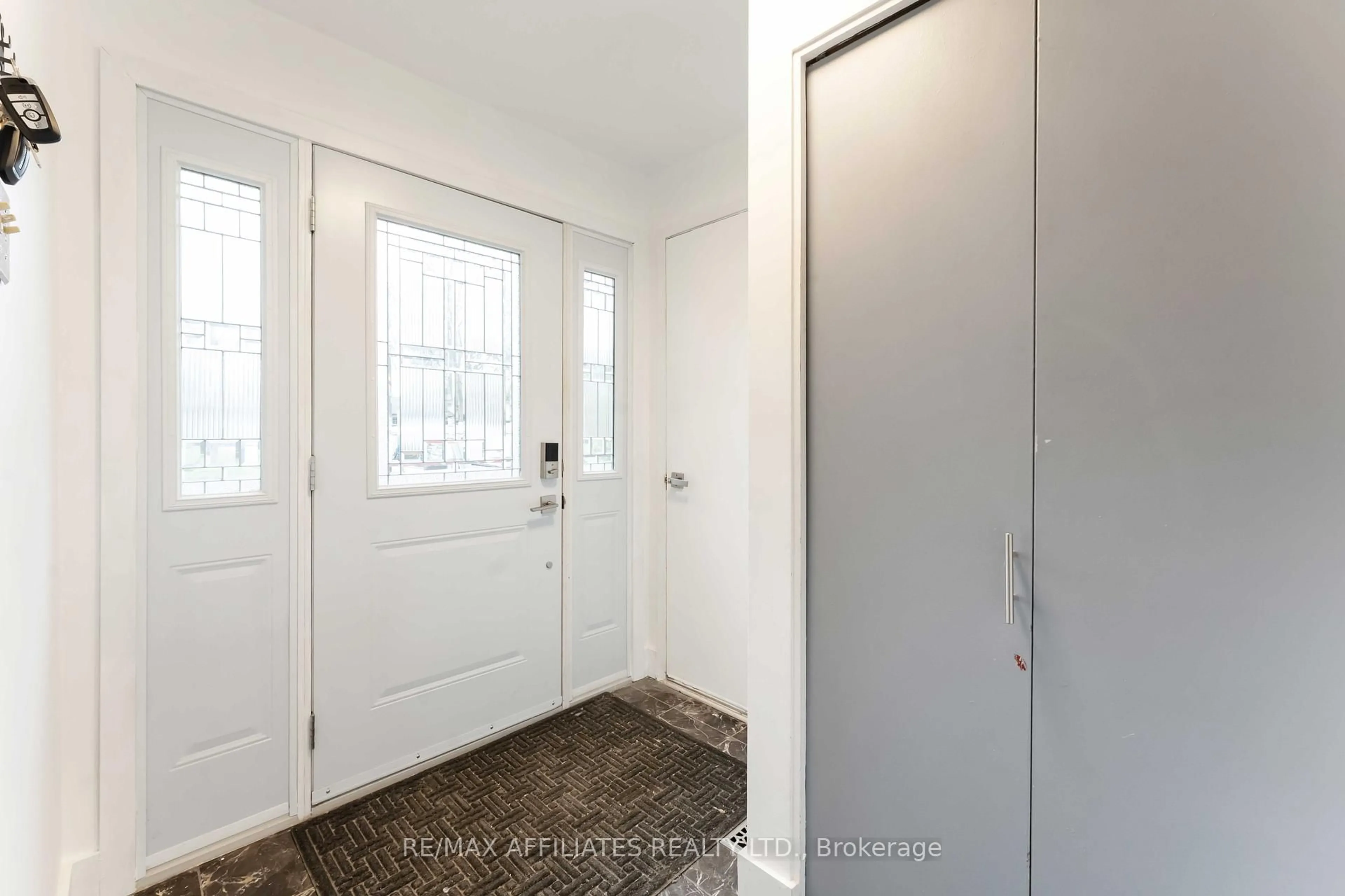 Indoor entryway for 2 Teakwood Crt, Ottawa Ontario K1K 4B4