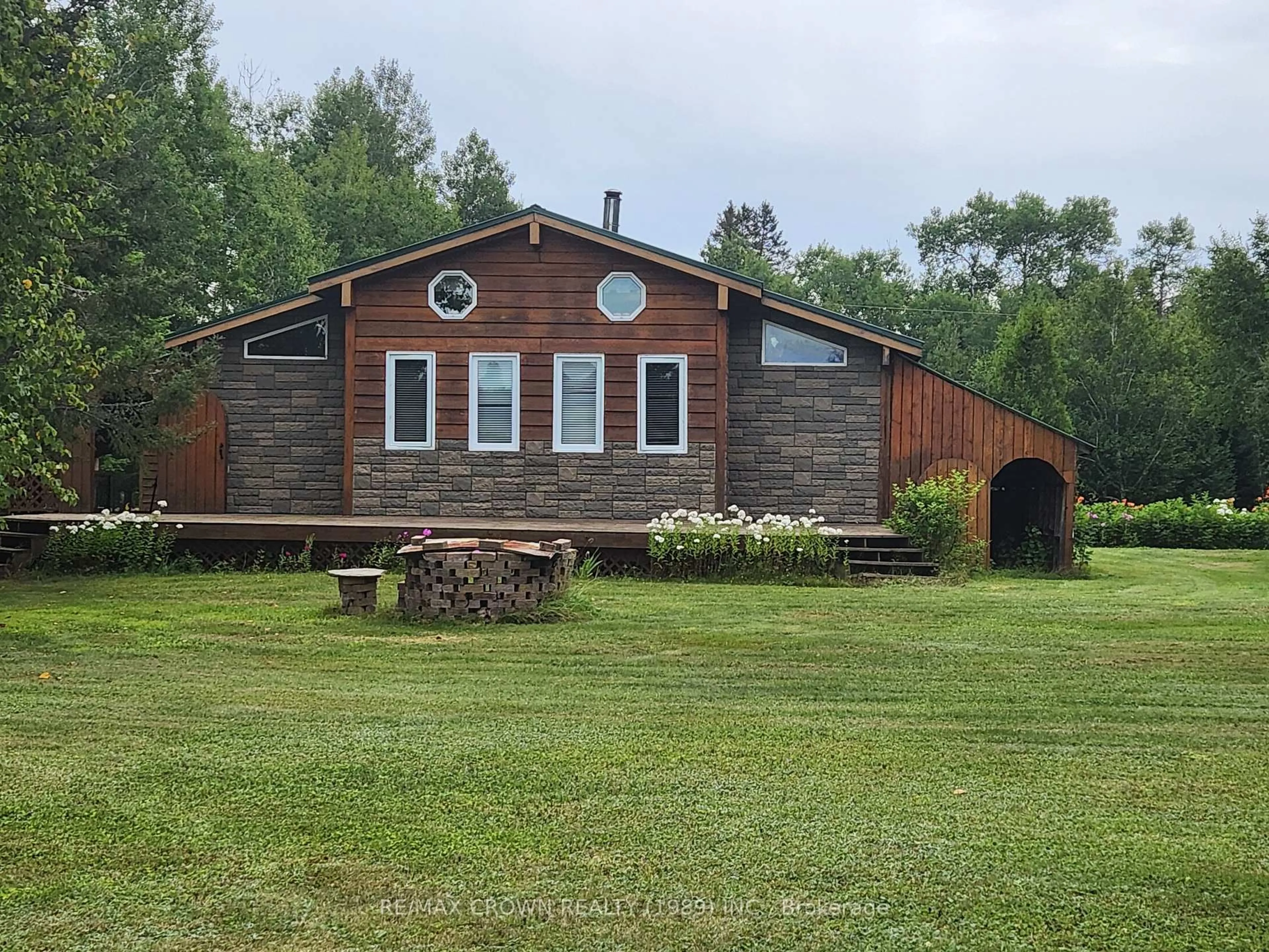 A pic from outside/outdoor area/front of a property/back of a property/a pic from drone, building for 151 Earls Lake Rd, Mattawa Ontario P0H 1V0
