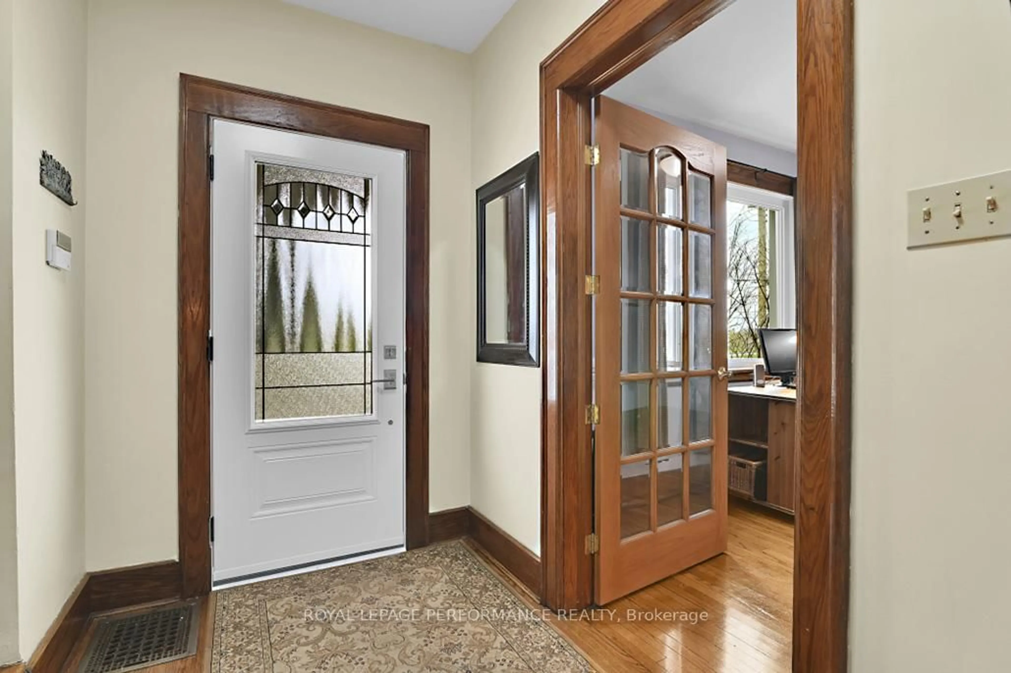 Indoor entryway for 2043 Riverside Dr, Ottawa Ontario K1H 7X1