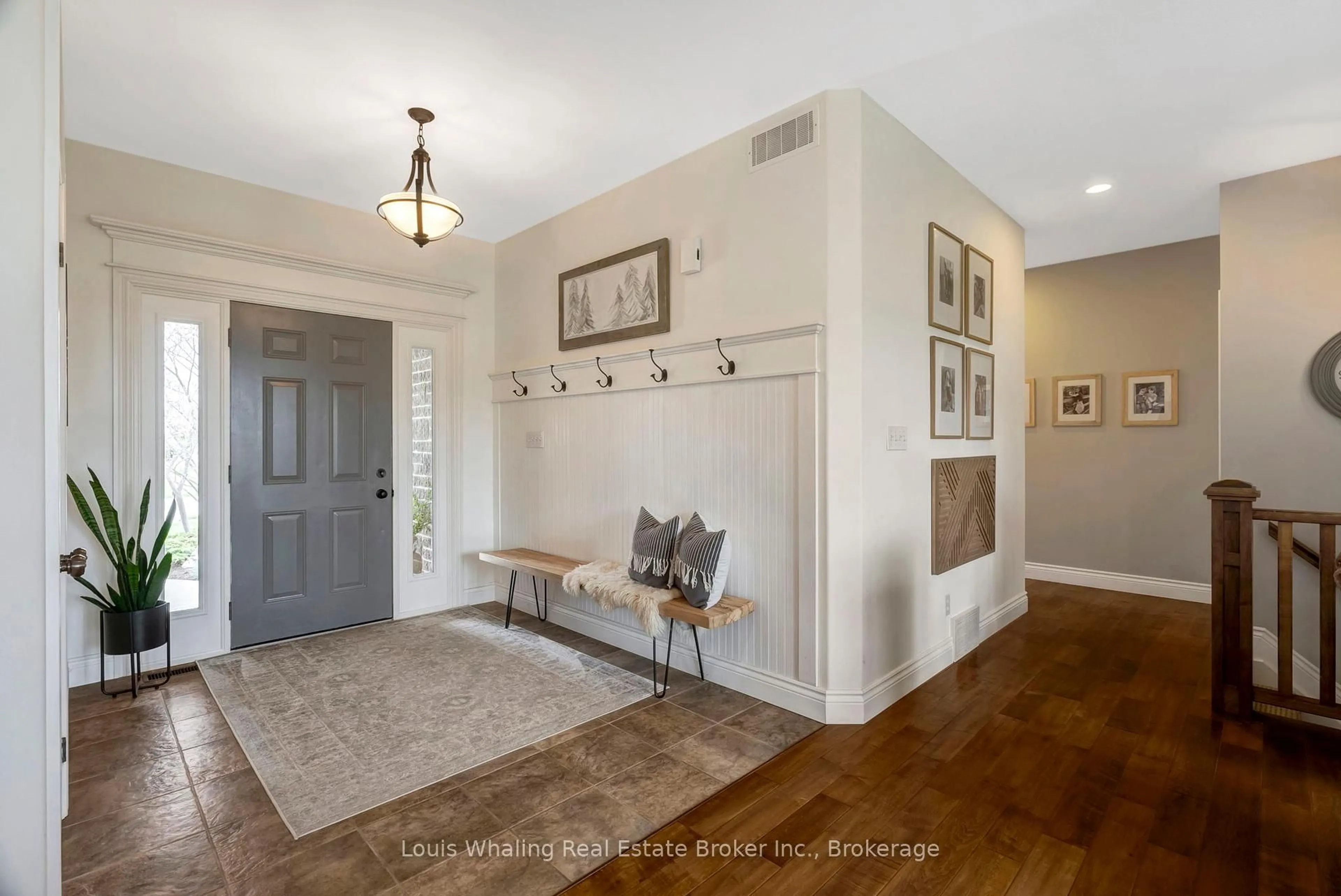 Indoor entryway for 107 12th Ave, Hanover Ontario N4N 3T9